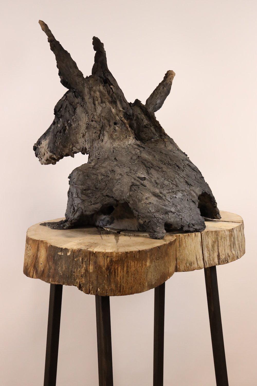 Eselshaut von Cécile Raynal - Tierkunst, Großplastik, märchenhafte Natur im Angebot 4