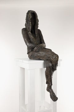 Rêve de fille par Cécile Raynal - Sculpture figure de femme, bronze, absence, sombre