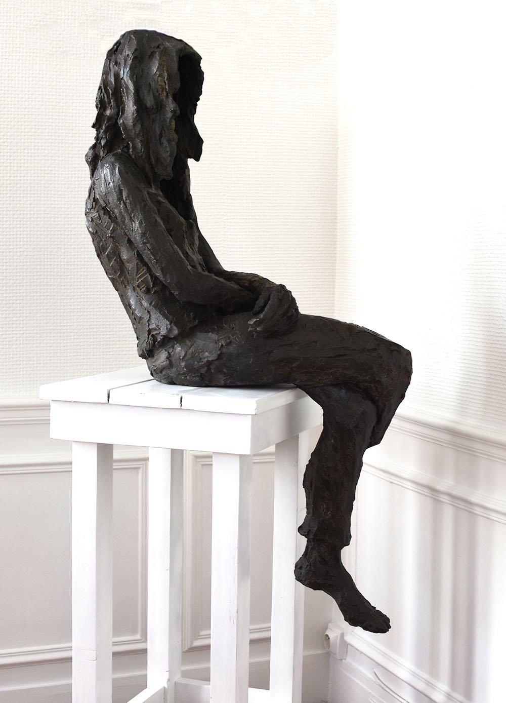 Rêve de fille par Cécile Raynal - Sculpture figure de femme, bronze, absence, sombre en vente 1