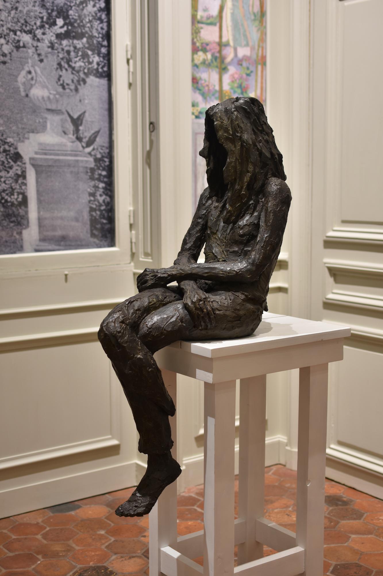 Rêve de fille par Cécile Raynal - Sculpture figure de femme, bronze, absence, sombre en vente 5