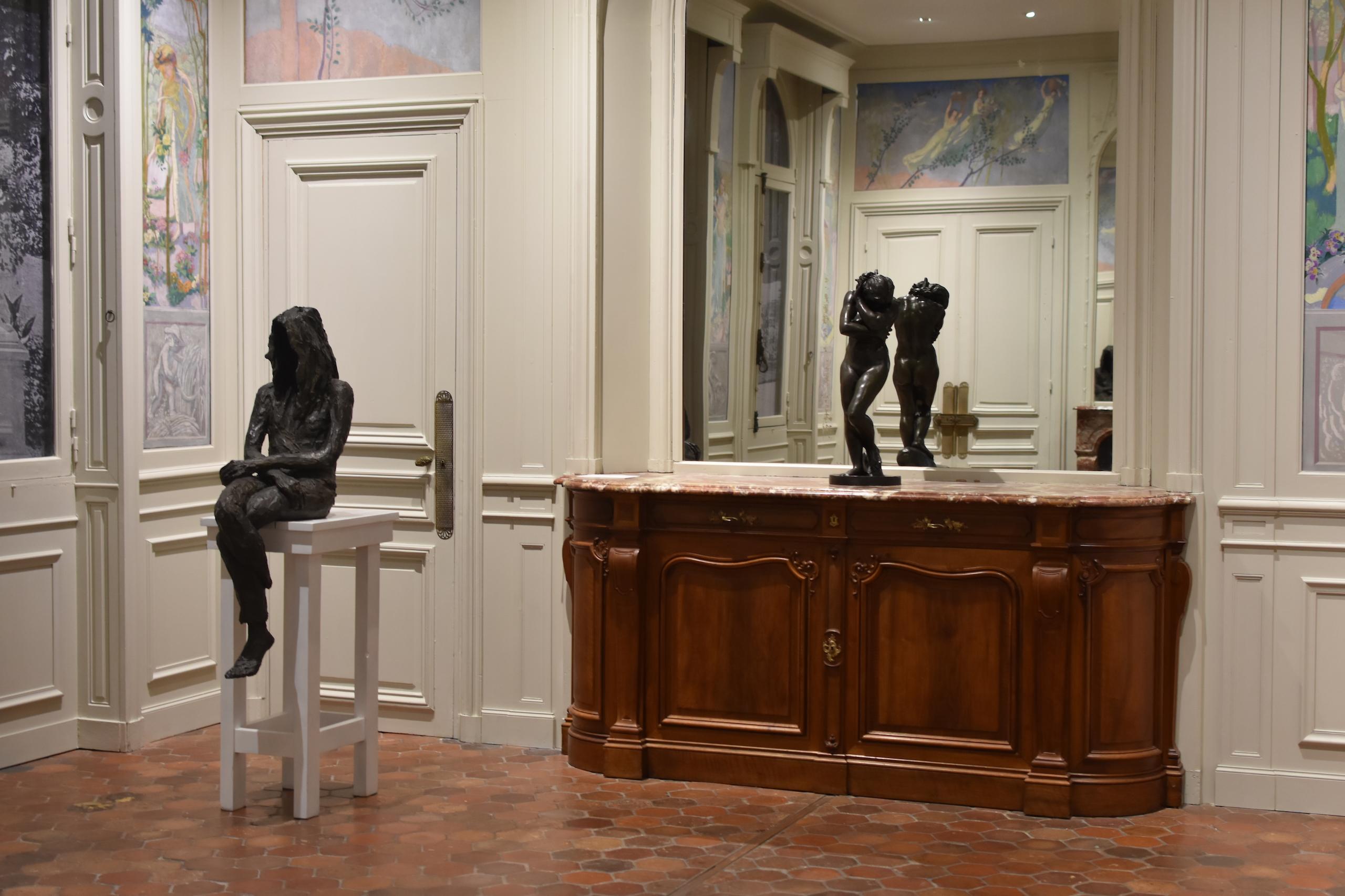 Rêve de fille par Cécile Raynal - Sculpture figure de femme, bronze, absence, sombre en vente 6