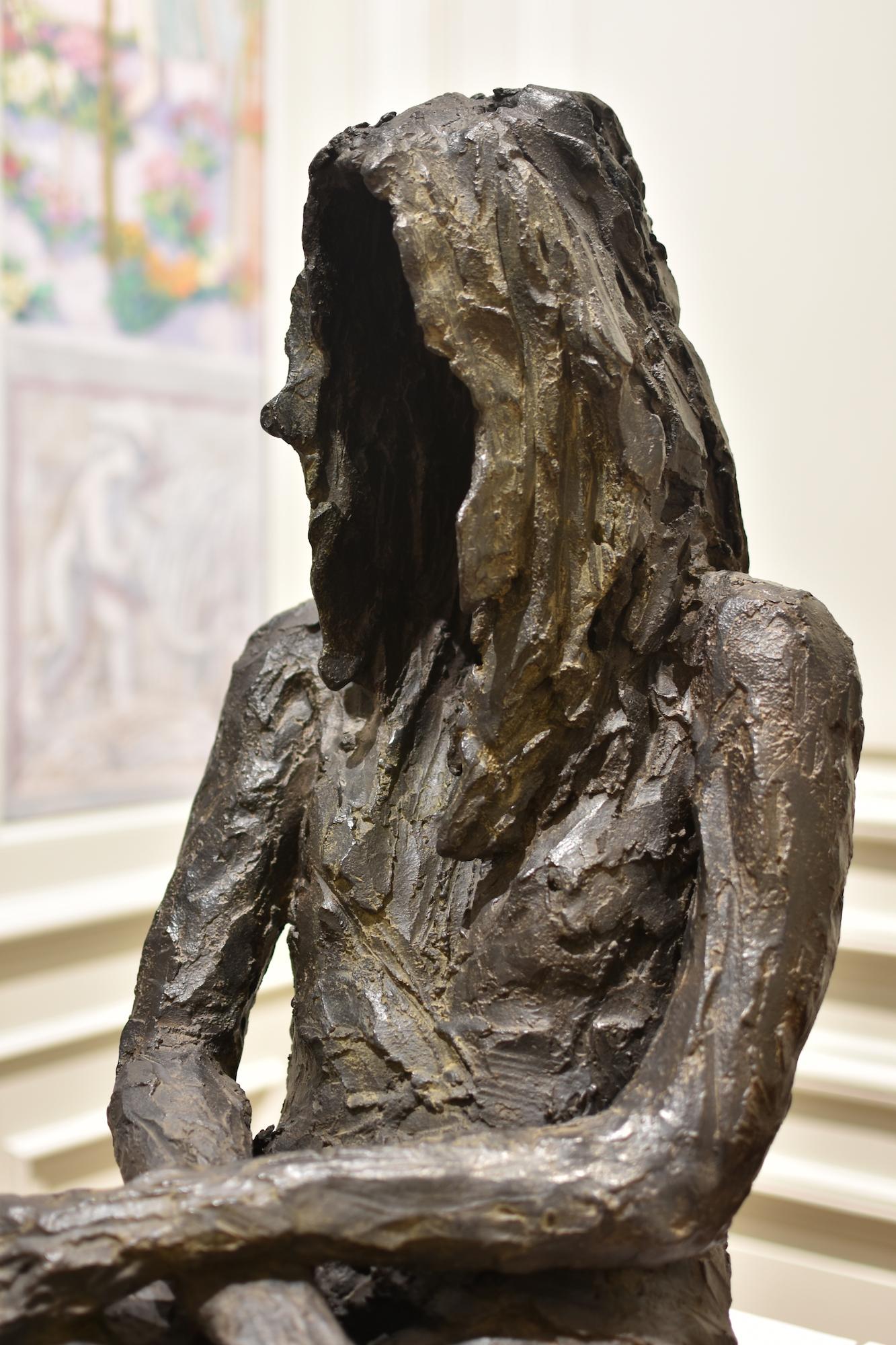 Rêve de fille par Cécile Raynal - Sculpture figure de femme, bronze, absence, sombre en vente 7