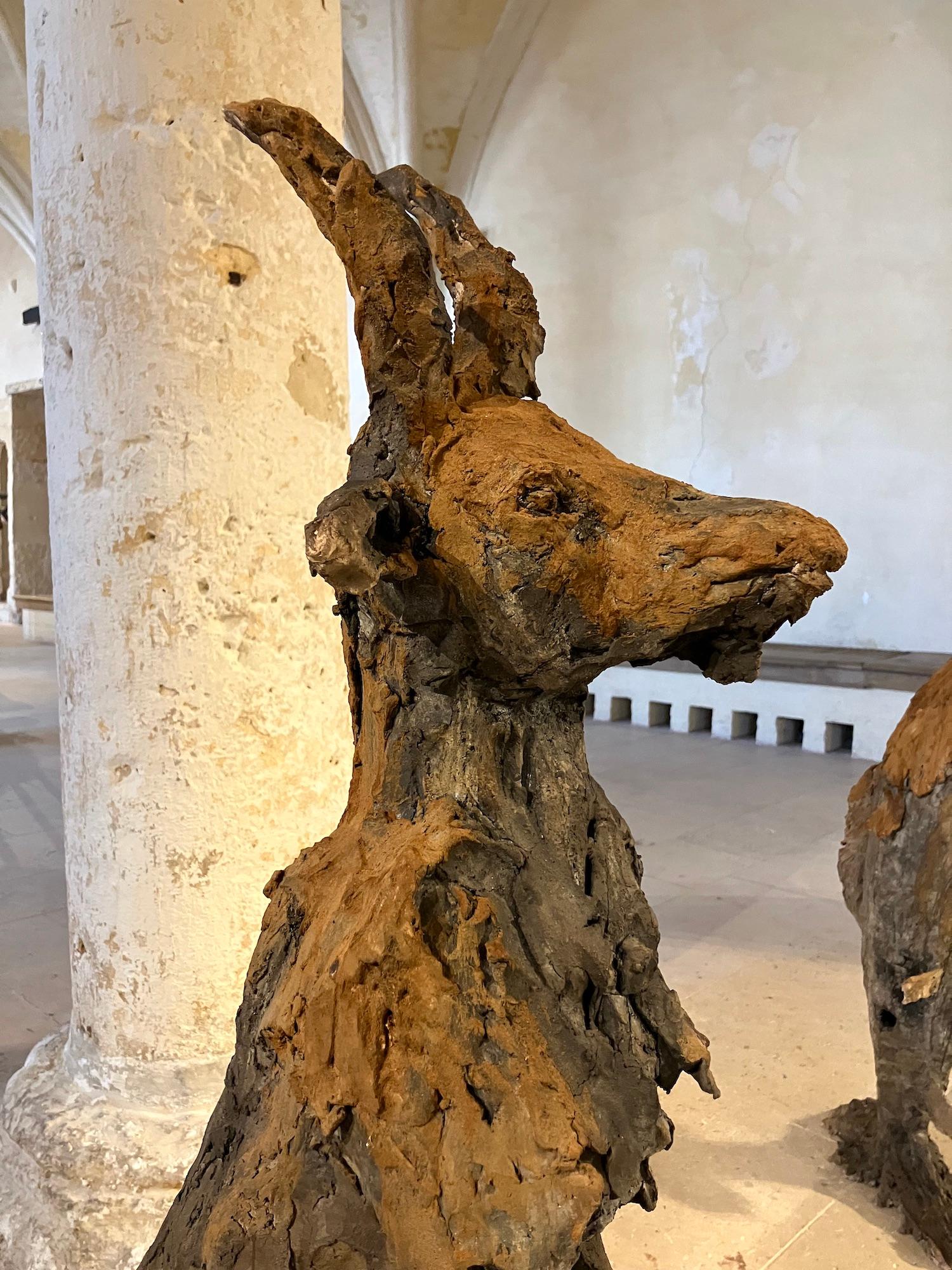 Cabra de Cécile Raynal - Escultura animal de gres al humo, fábula, arcilla en venta 2