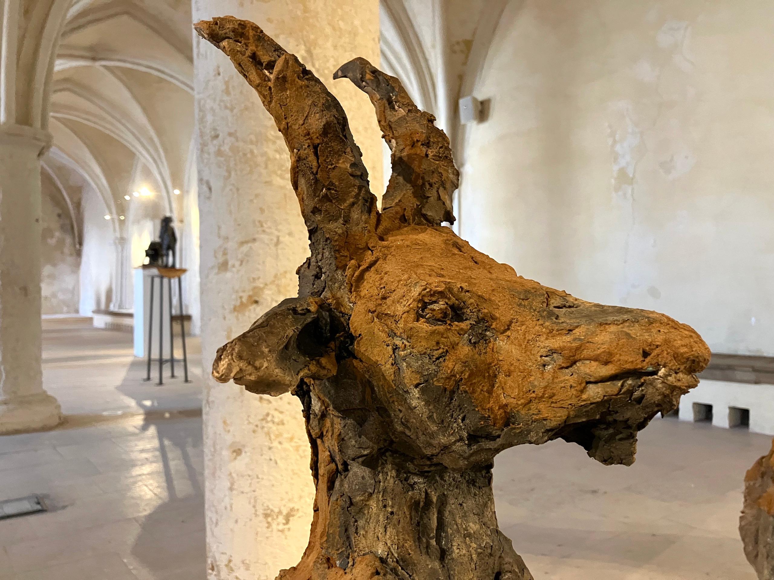 Cabra de Cécile Raynal - Escultura animal de gres al humo, fábula, arcilla en venta 3