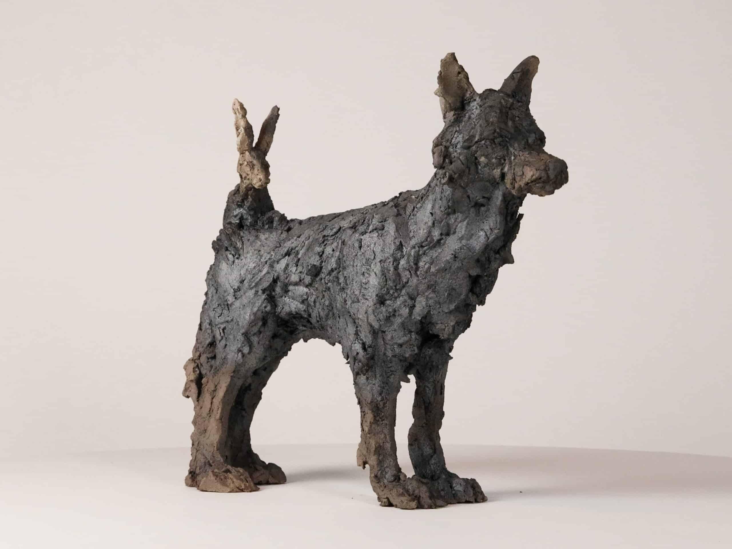 Hase und Wolf von Cécile Raynal - Tierische Skulptur aus gebranntem Sandstein im Angebot 1