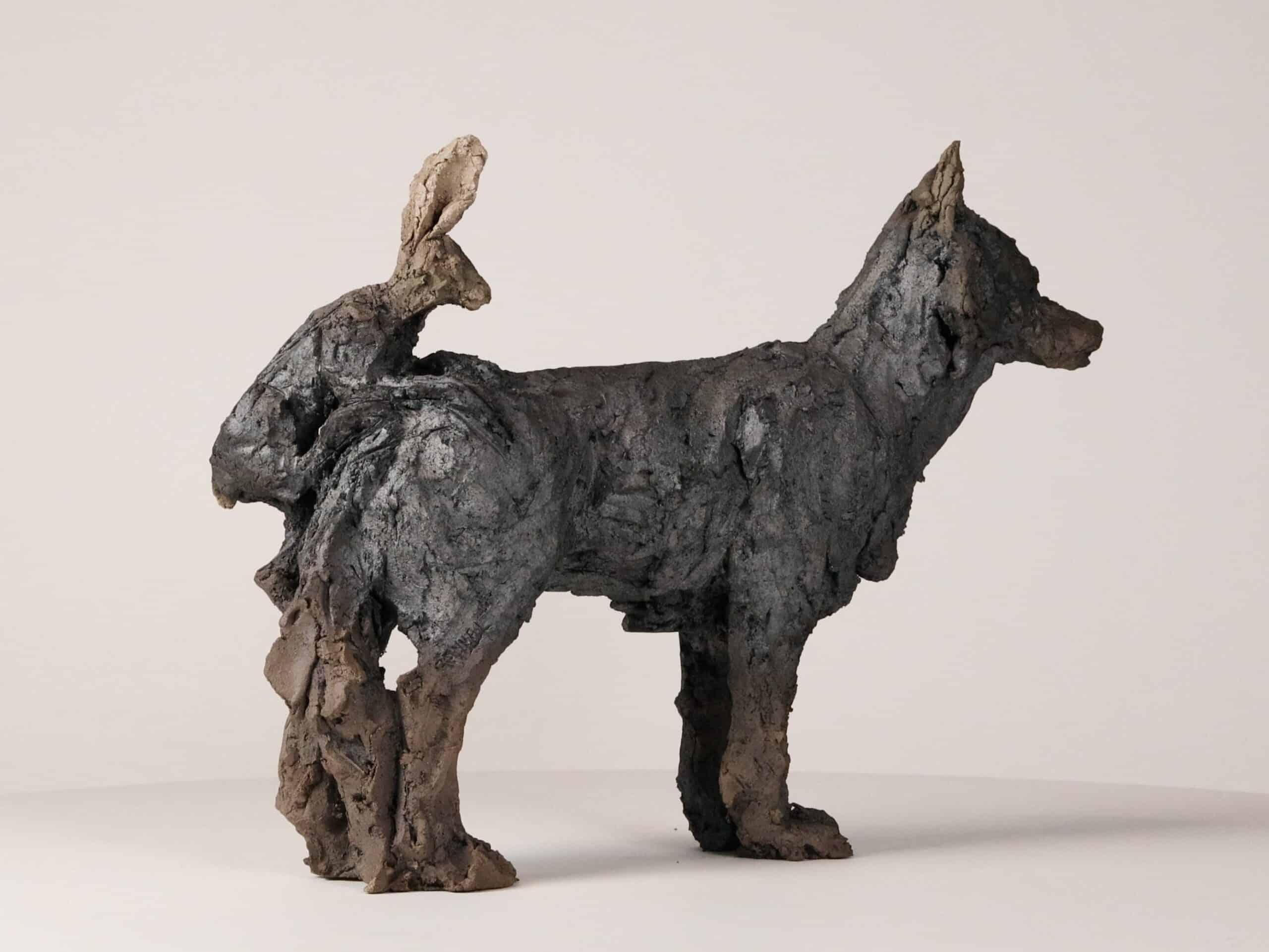 Lièvre et loup par Cécile Raynal - Sculpture animalière en grès enfumé en vente 2