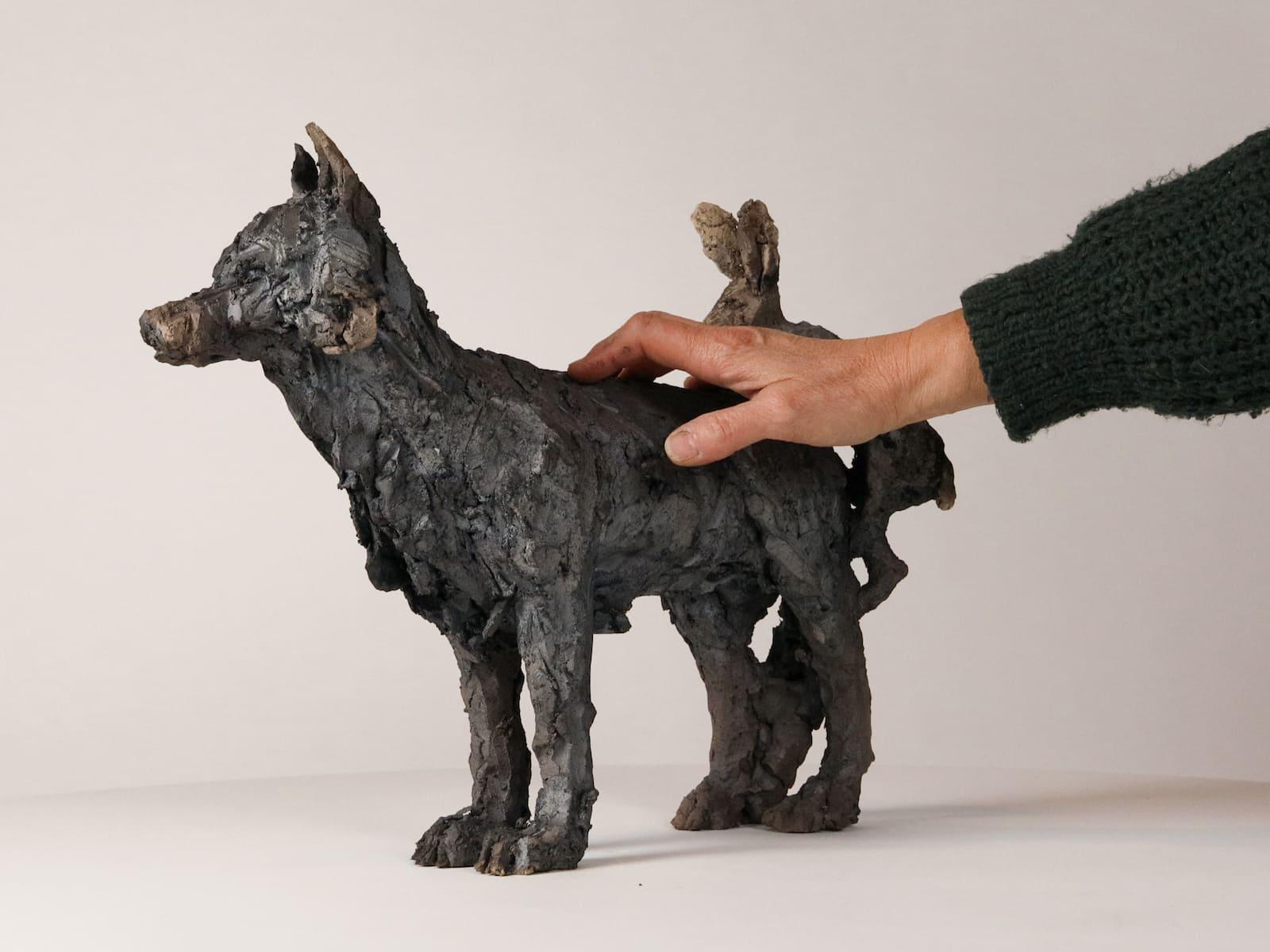 Hase und Wolf von Cécile Raynal - Tierische Skulptur aus gebranntem Sandstein im Angebot 4