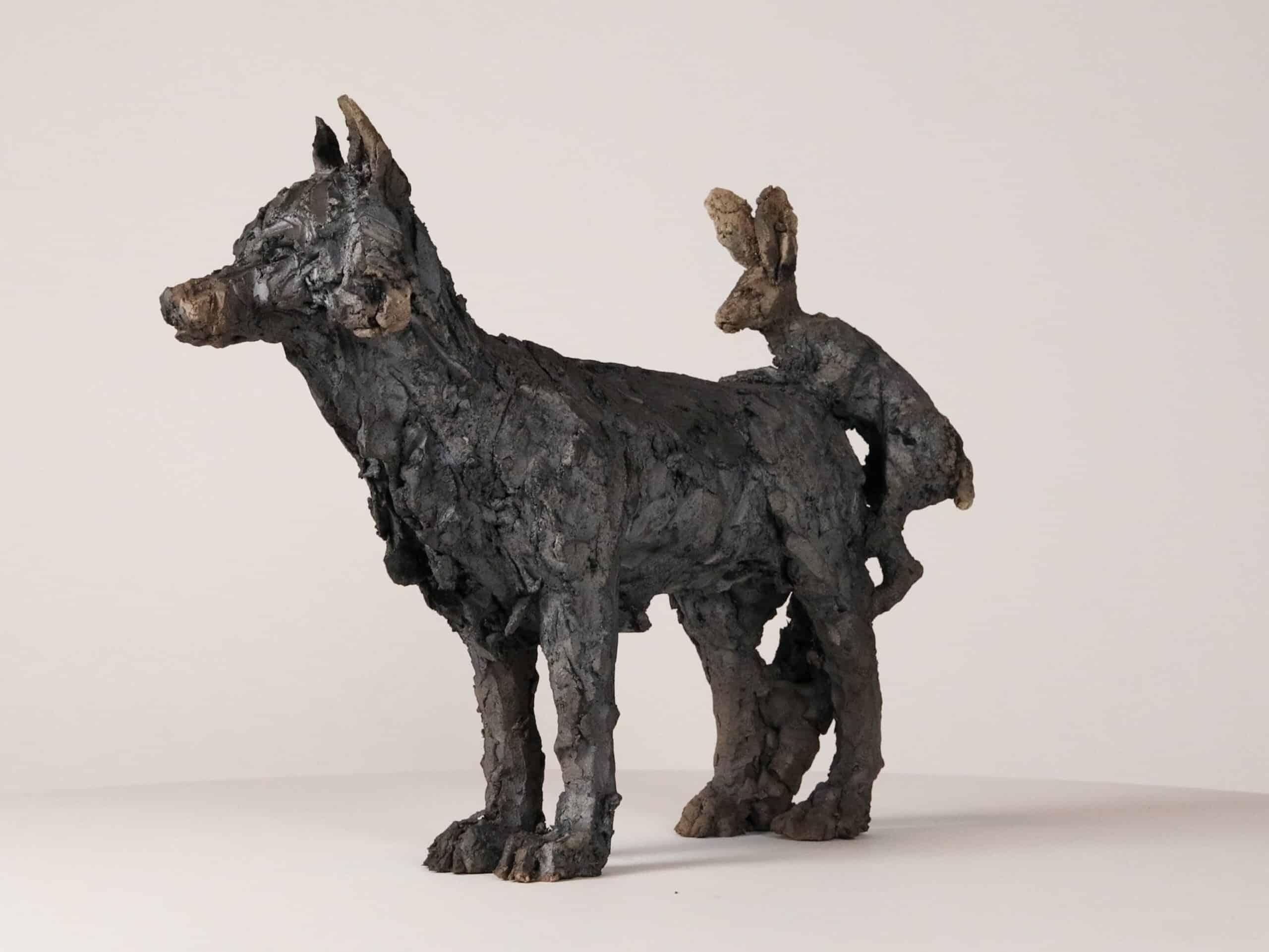 Lepre e lupo di Cécile Raynal - Scultura animale in pietra arenaria cotta a fumo