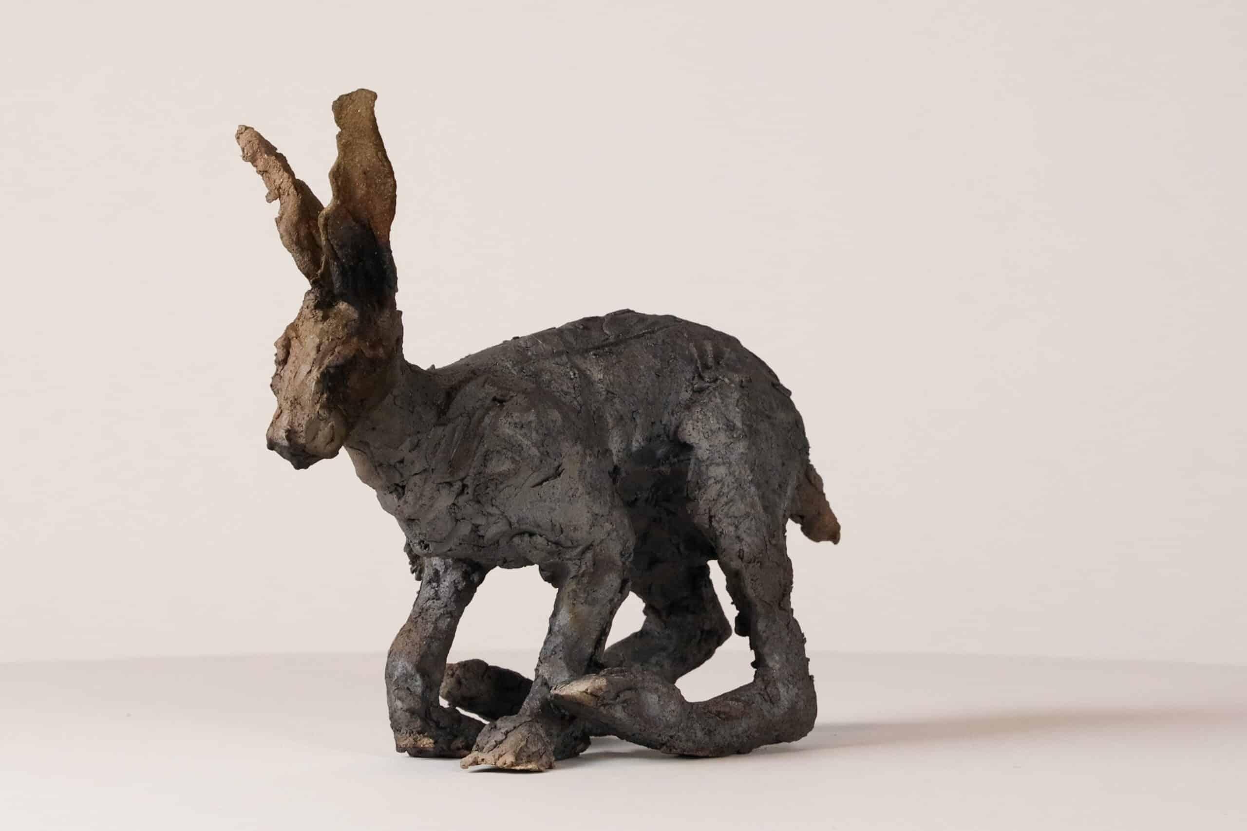 Lièvre par Cécile Raynal - Sculpture d'art animalier, personnage de conte de fées en vente 1