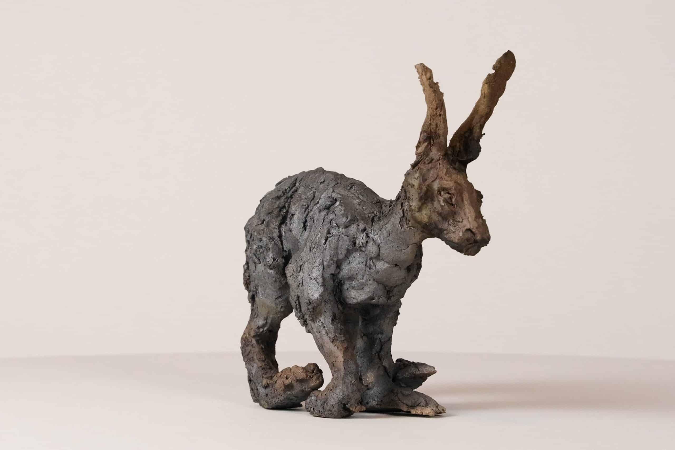 Lièvre par Cécile Raynal - Sculpture d'art animalier, personnage de conte de fées en vente 3