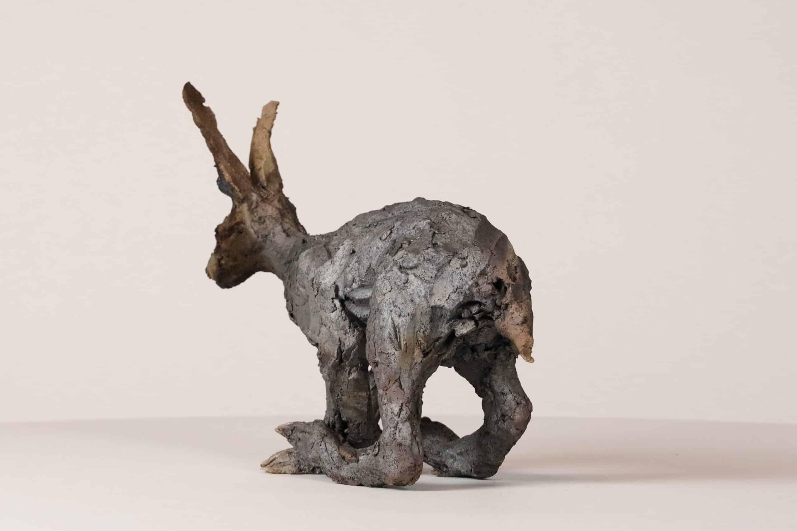 Lièvre par Cécile Raynal - Sculpture d'art animalier, personnage de conte de fées en vente 4
