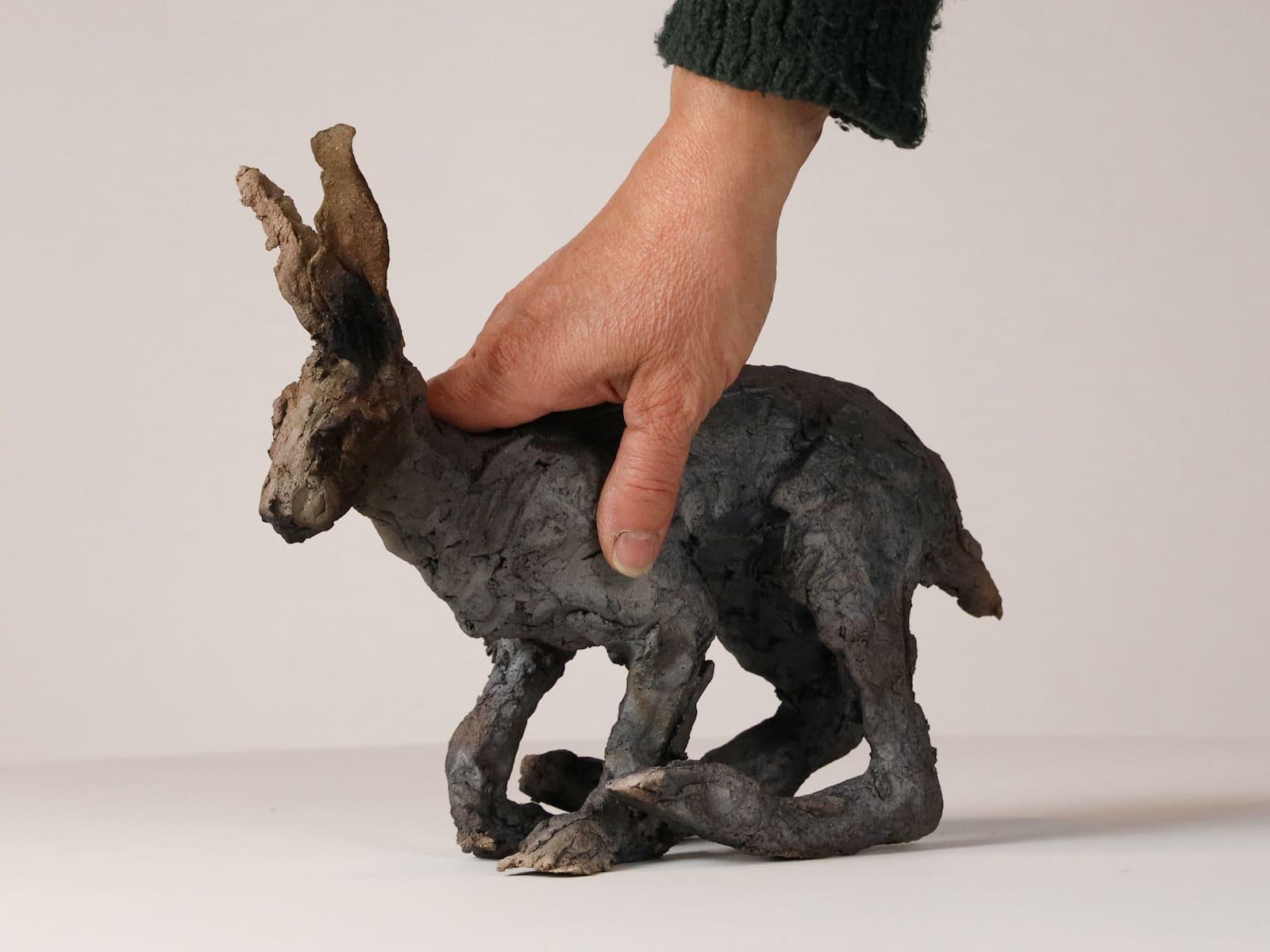 Lièvre par Cécile Raynal - Sculpture d'art animalier, personnage de conte de fées en vente 5
