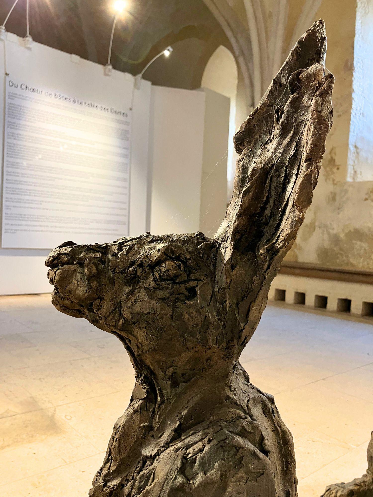 Le lièvre par Cécile Raynal - Sculpture animalière en grès fumé, fable, argile en vente 9