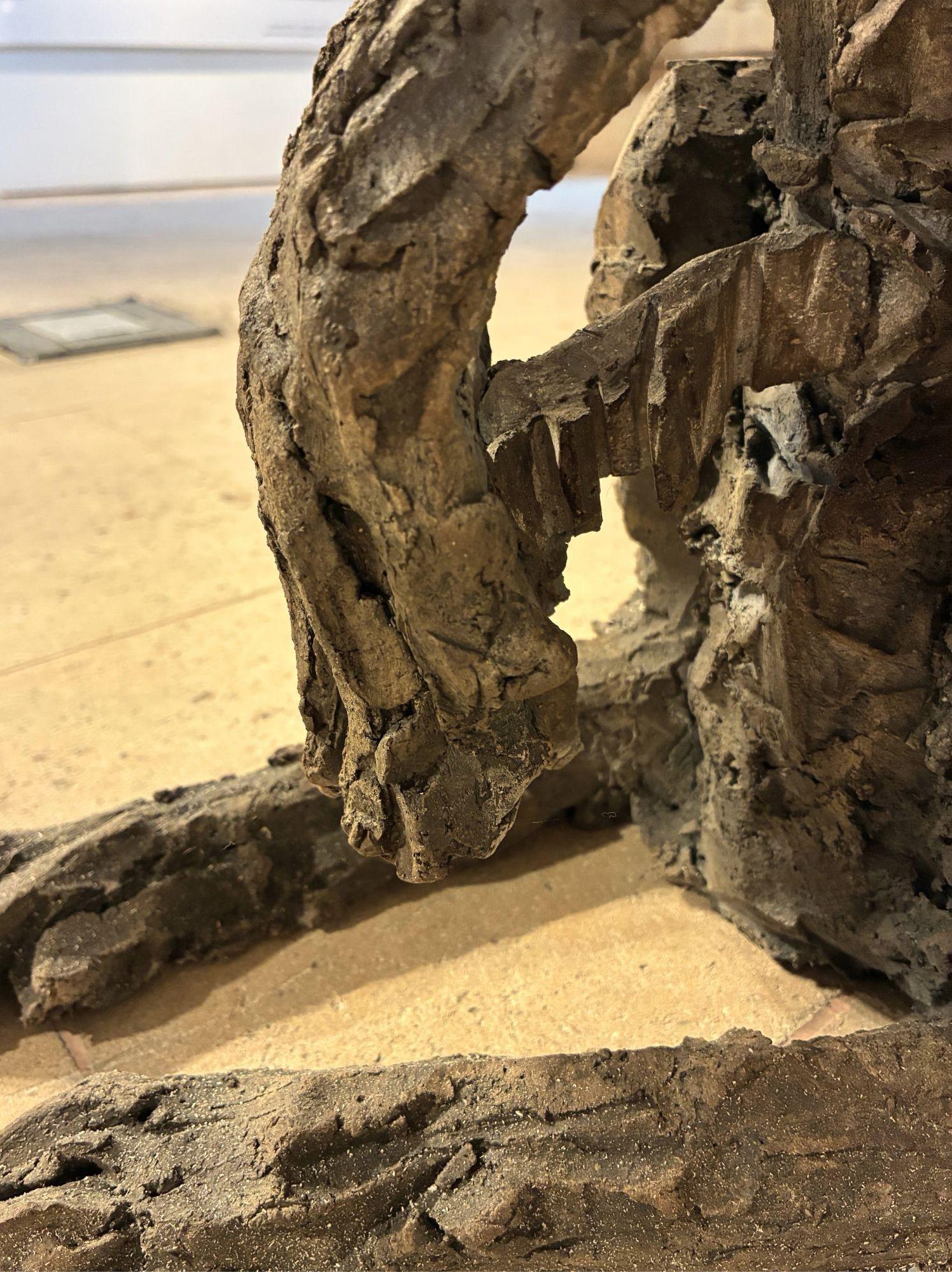 Le lièvre par Cécile Raynal - Sculpture animalière en grès fumé, fable, argile en vente 12