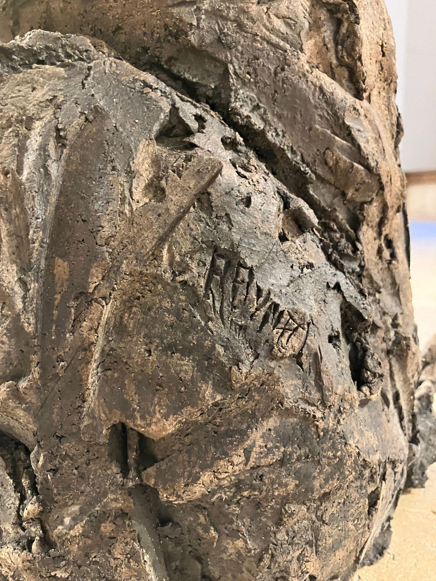Le lièvre par Cécile Raynal - Sculpture animalière en grès fumé, fable, argile en vente 13
