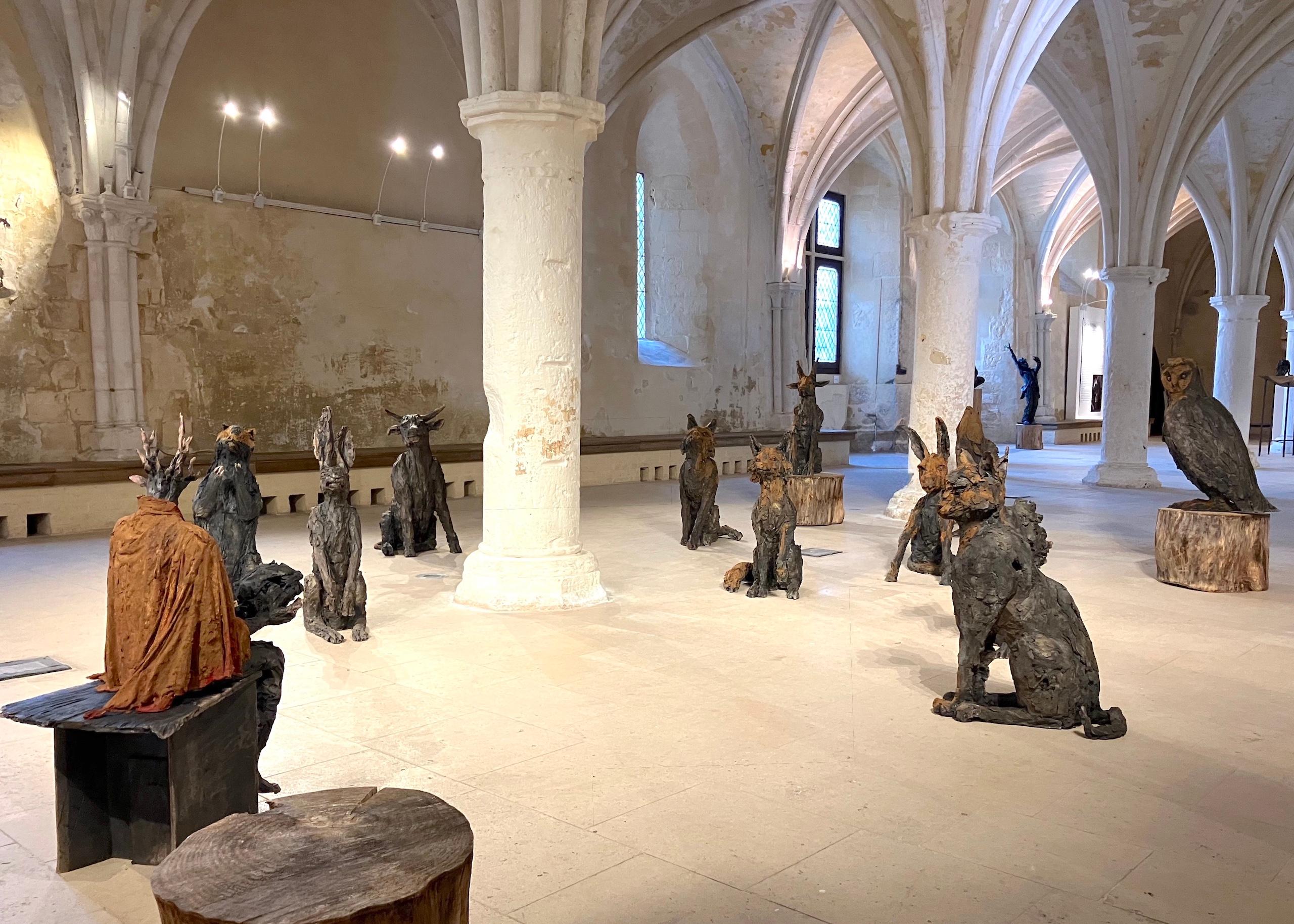 Le lièvre par Cécile Raynal - Sculpture animalière en grès fumé, fable, argile en vente 14