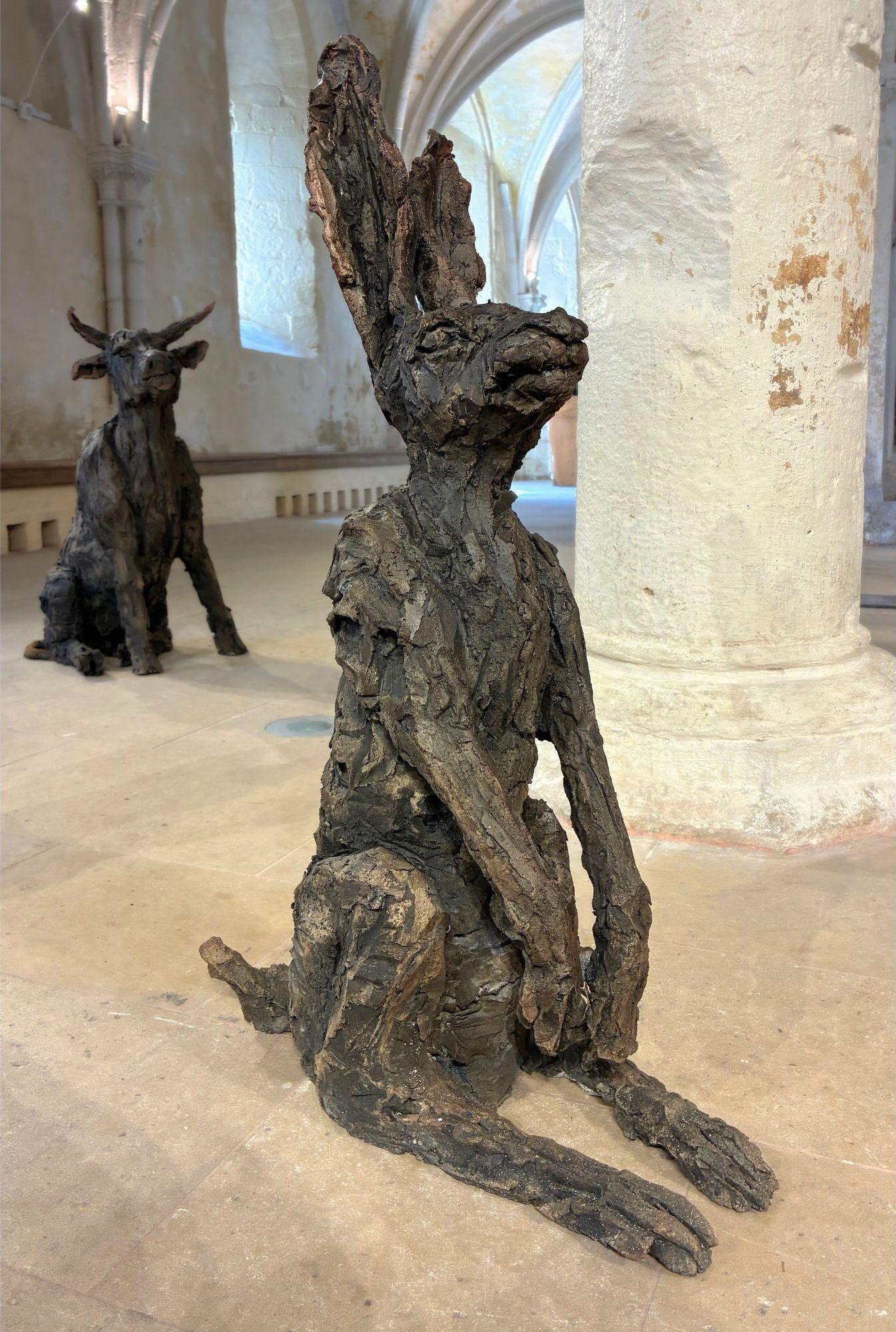Le lièvre par Cécile Raynal - Sculpture animalière en grès fumé, fable, argile en vente 1