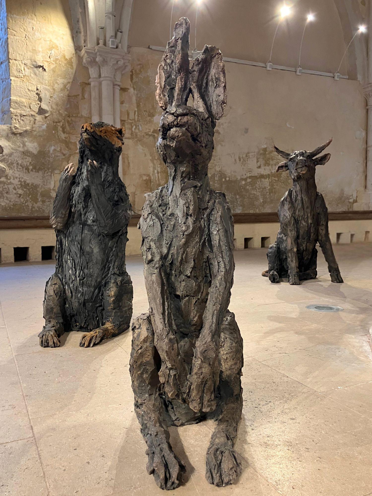 Le lièvre par Cécile Raynal - Sculpture animalière en grès fumé, fable, argile en vente 2