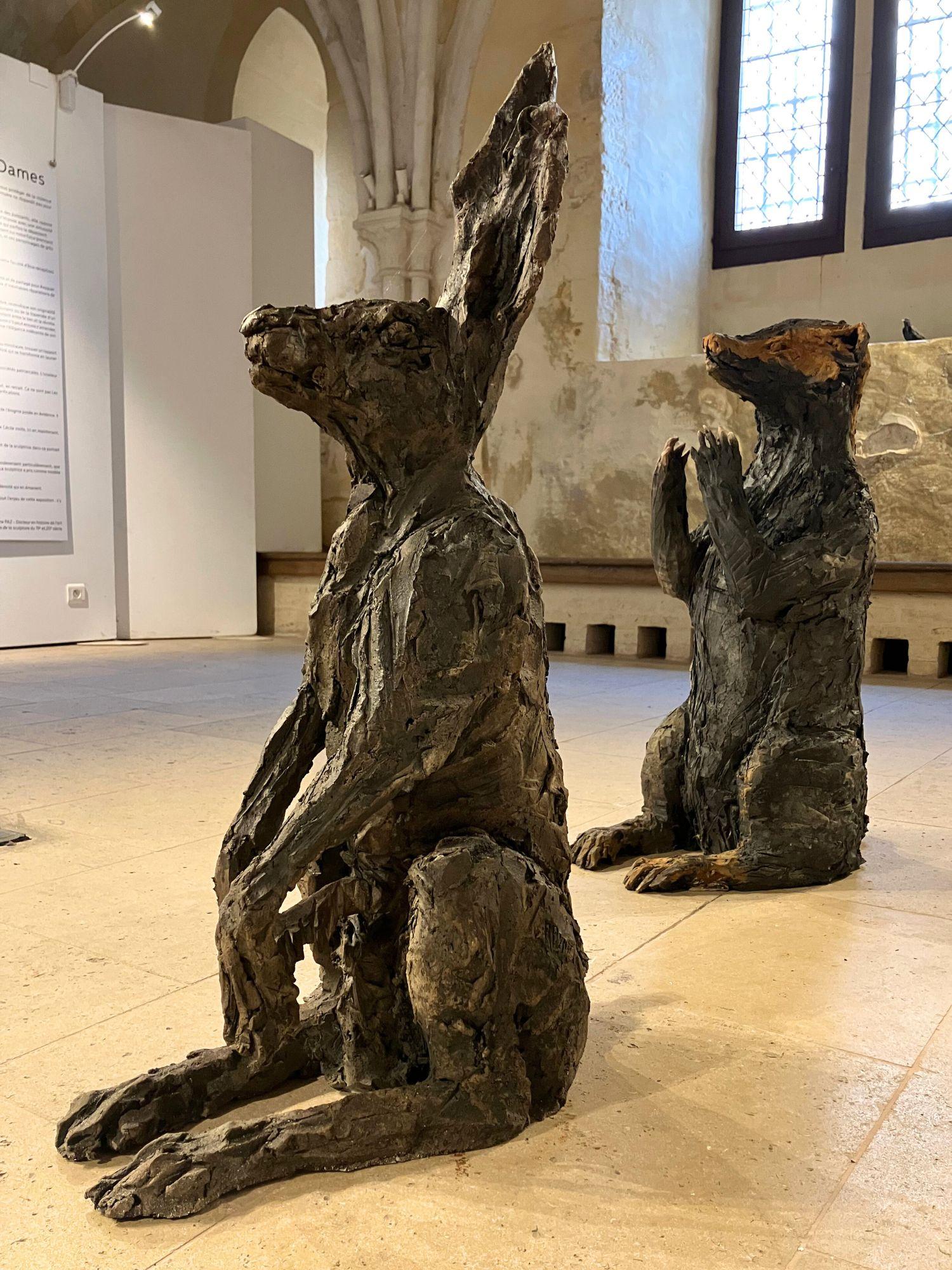 Le lièvre par Cécile Raynal - Sculpture animalière en grès fumé, fable, argile en vente 3