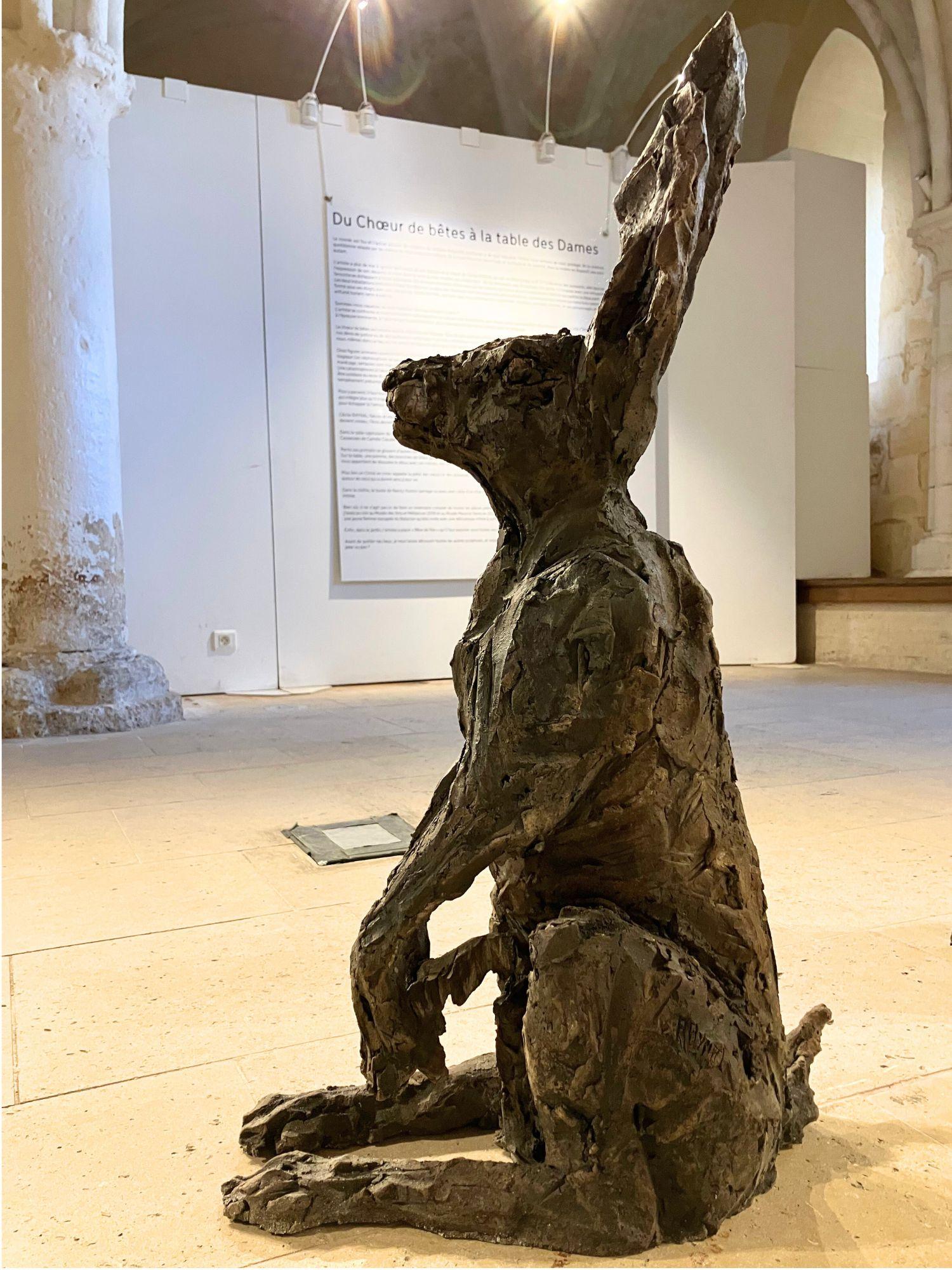 Le lièvre par Cécile Raynal - Sculpture animalière en grès fumé, fable, argile en vente 4