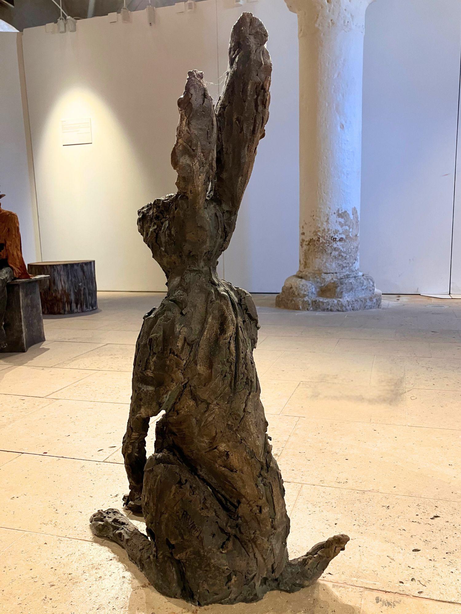 Le lièvre par Cécile Raynal - Sculpture animalière en grès fumé, fable, argile en vente 5