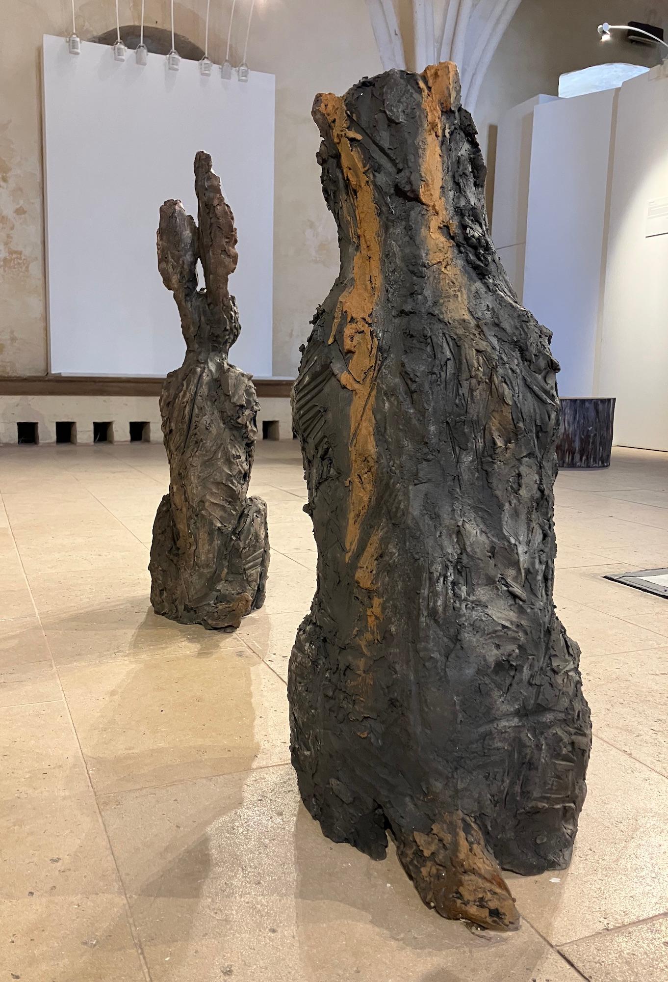 Le lièvre par Cécile Raynal - Sculpture animalière en grès fumé, fable, argile en vente 6