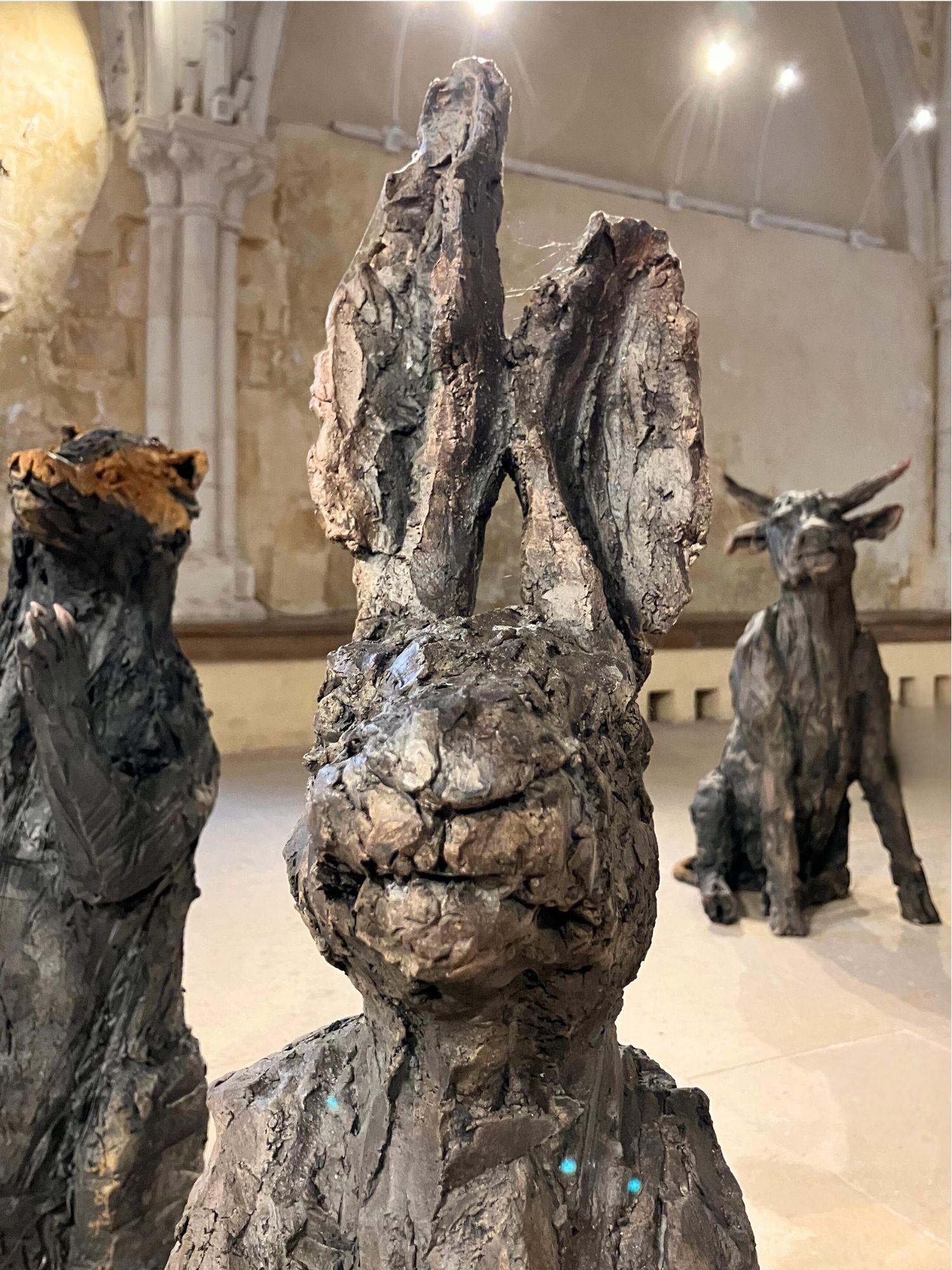 Le lièvre par Cécile Raynal - Sculpture animalière en grès fumé, fable, argile en vente 8