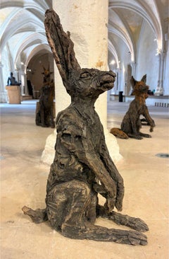 Le lièvre par Cécile Raynal - Sculpture animalière en grès fumé, fable, argile