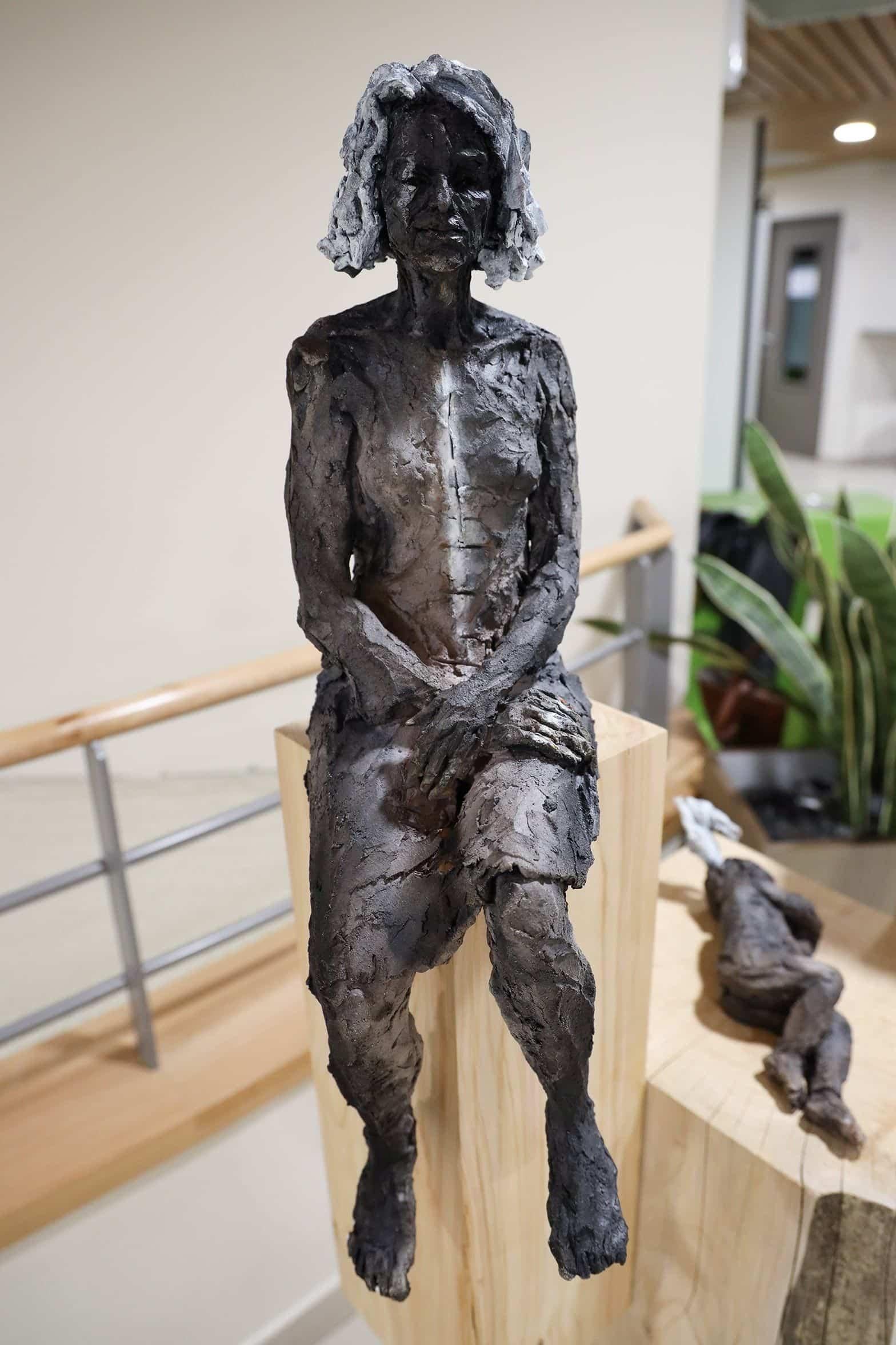 Inès di Cécile Raynal - Ritratto femminile, scultura in gres, personale ospedaliero in vendita 9