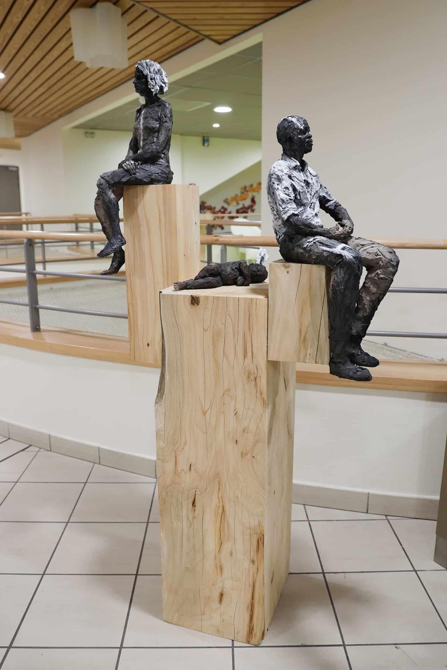 Inès di Cécile Raynal - Ritratto femminile, scultura in gres, personale ospedaliero in vendita 10