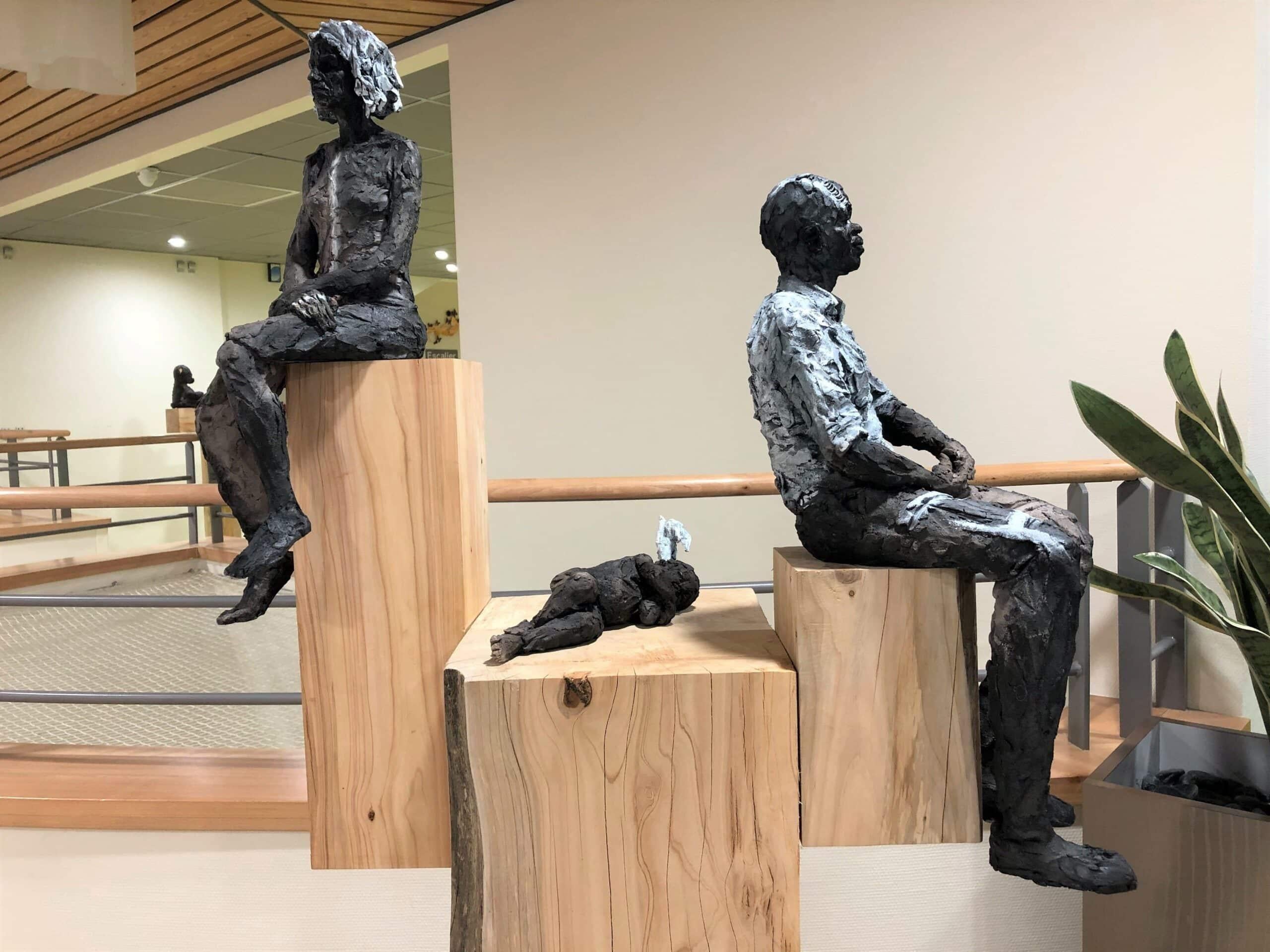 Inès di Cécile Raynal - Ritratto femminile, scultura in gres, personale ospedaliero in vendita 11