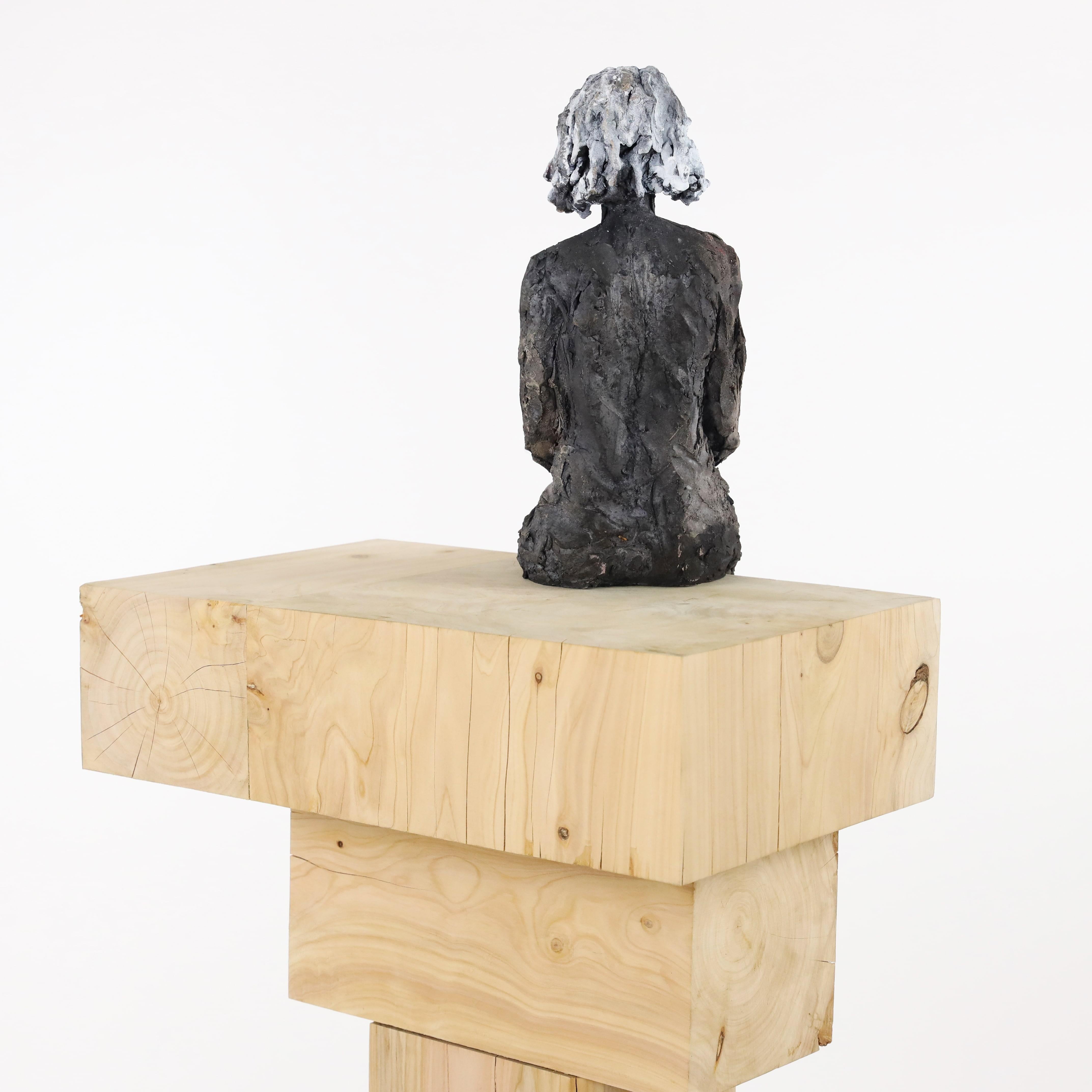 Inès di Cécile Raynal - Ritratto femminile, scultura in gres, personale ospedaliero in vendita 5