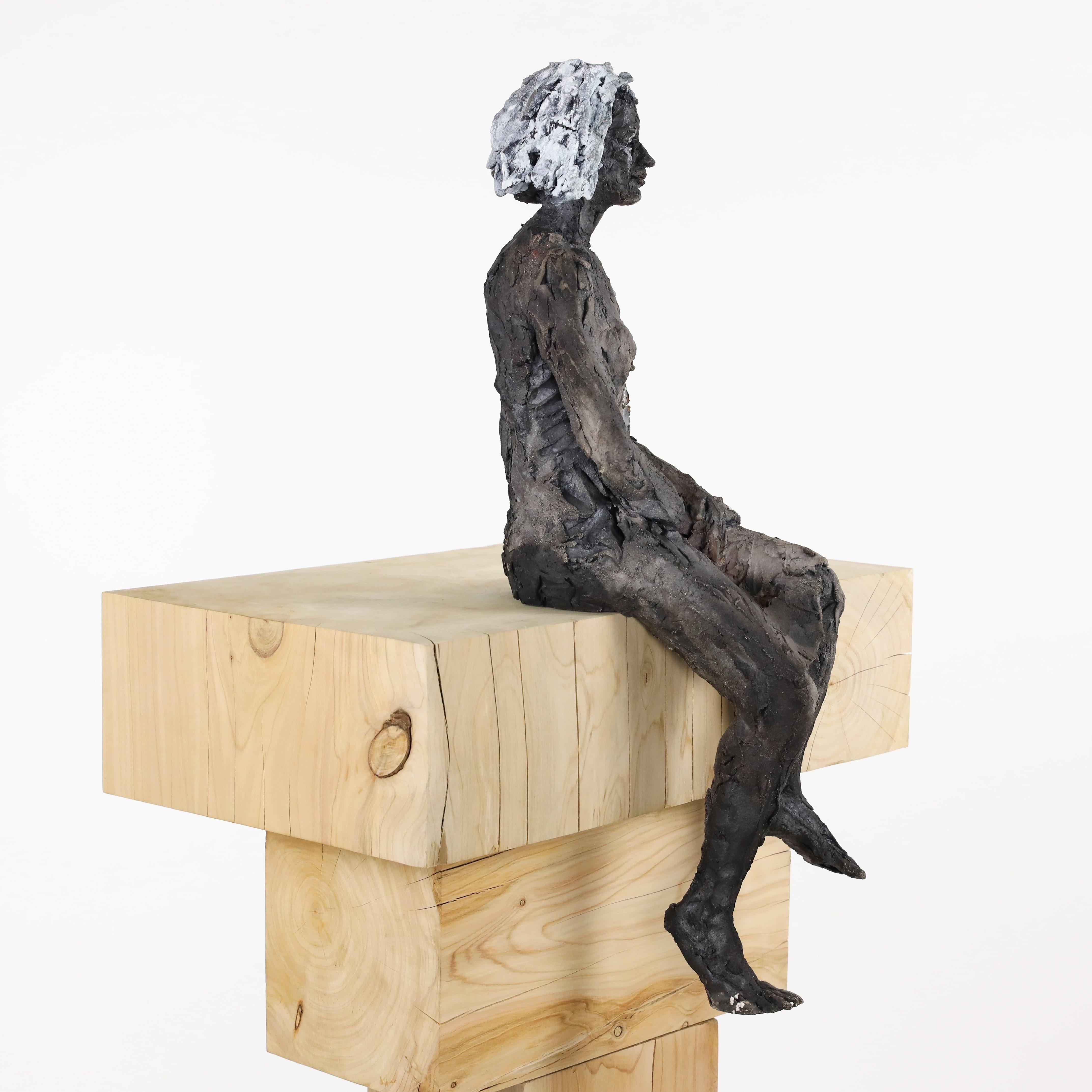 Inès di Cécile Raynal - Ritratto femminile, scultura in gres, personale ospedaliero in vendita 6