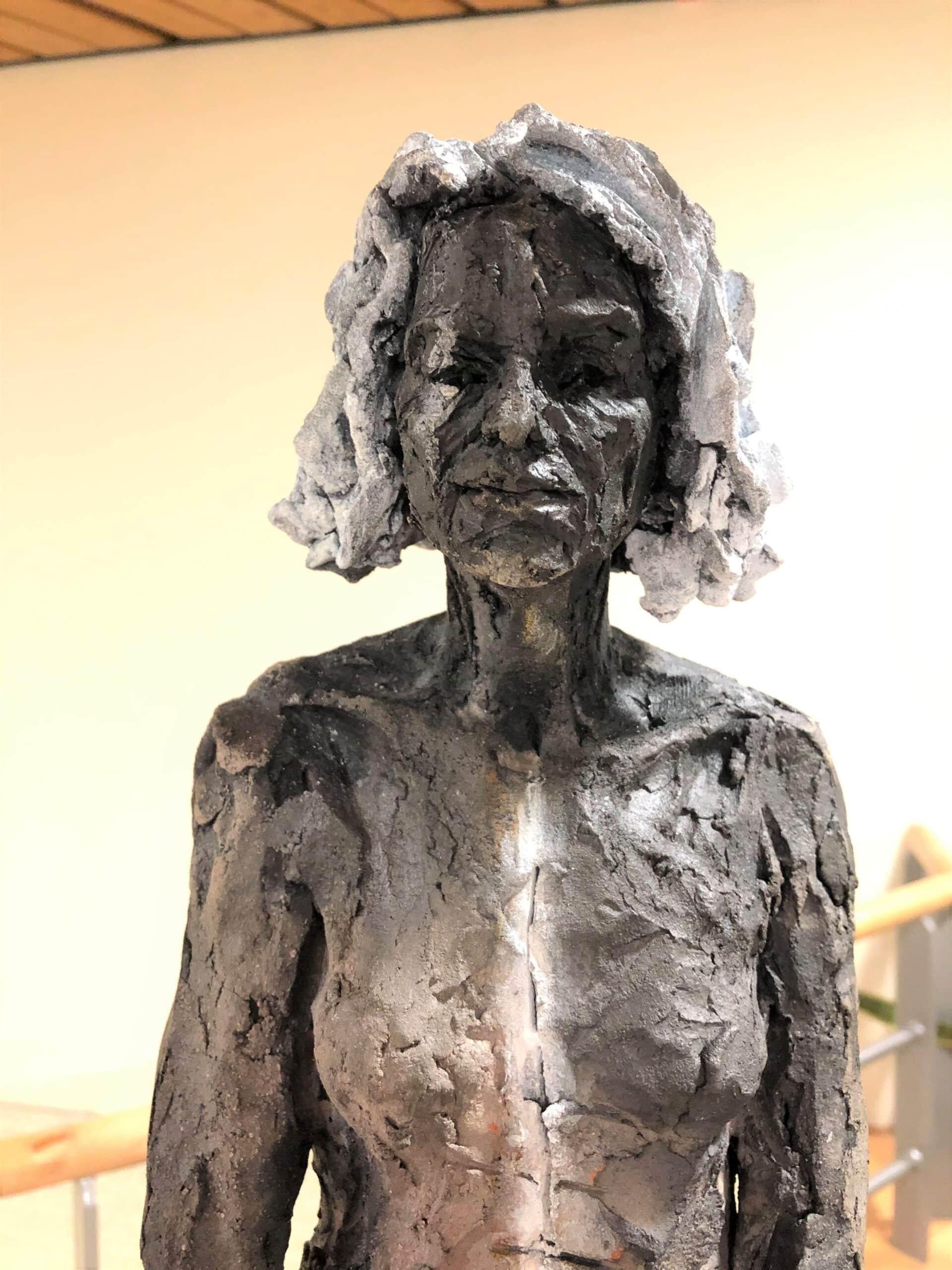 Inès di Cécile Raynal - Ritratto femminile, scultura in gres, personale ospedaliero in vendita 7