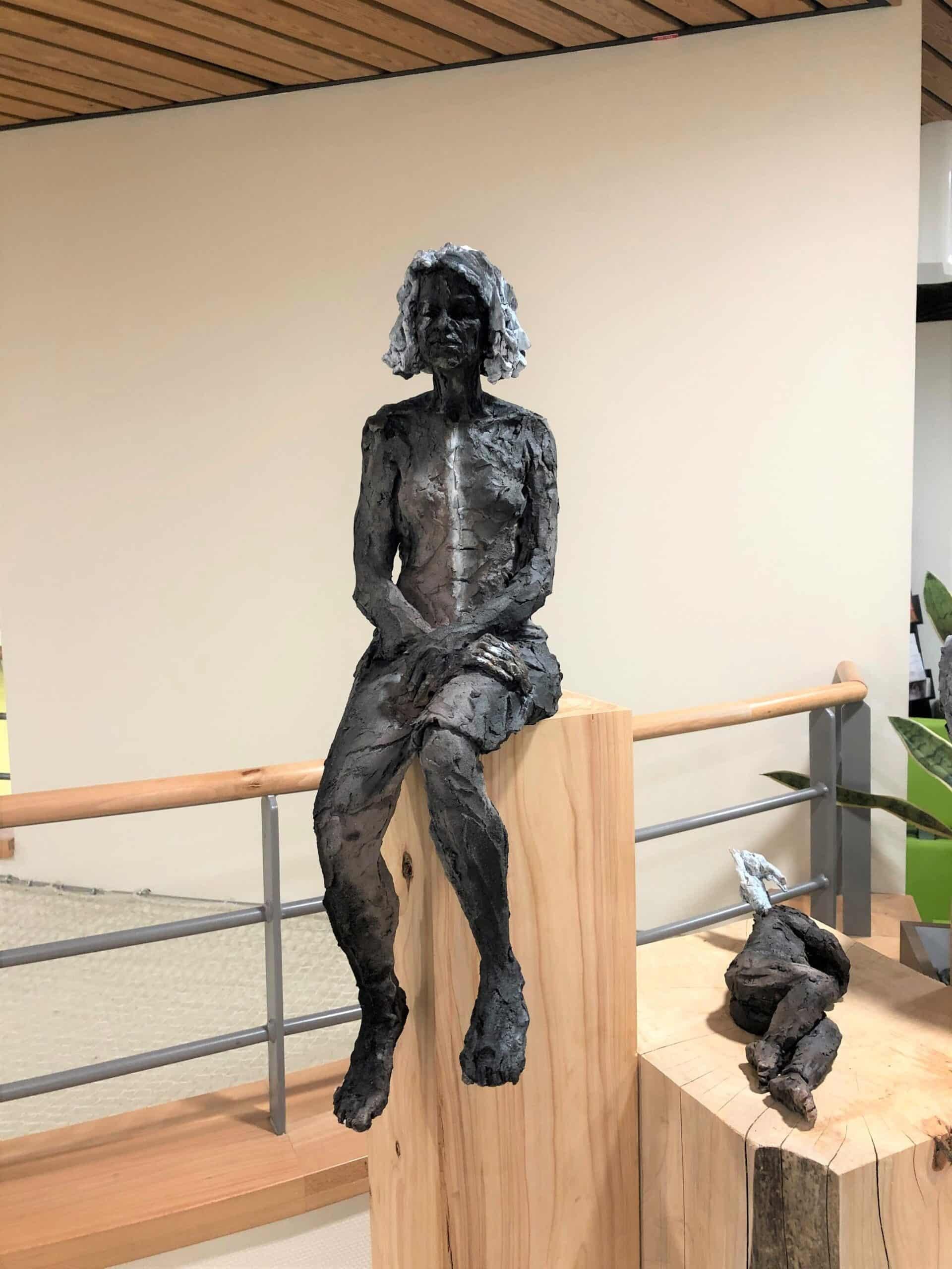 Inès di Cécile Raynal - Ritratto femminile, scultura in gres, personale ospedaliero in vendita 8