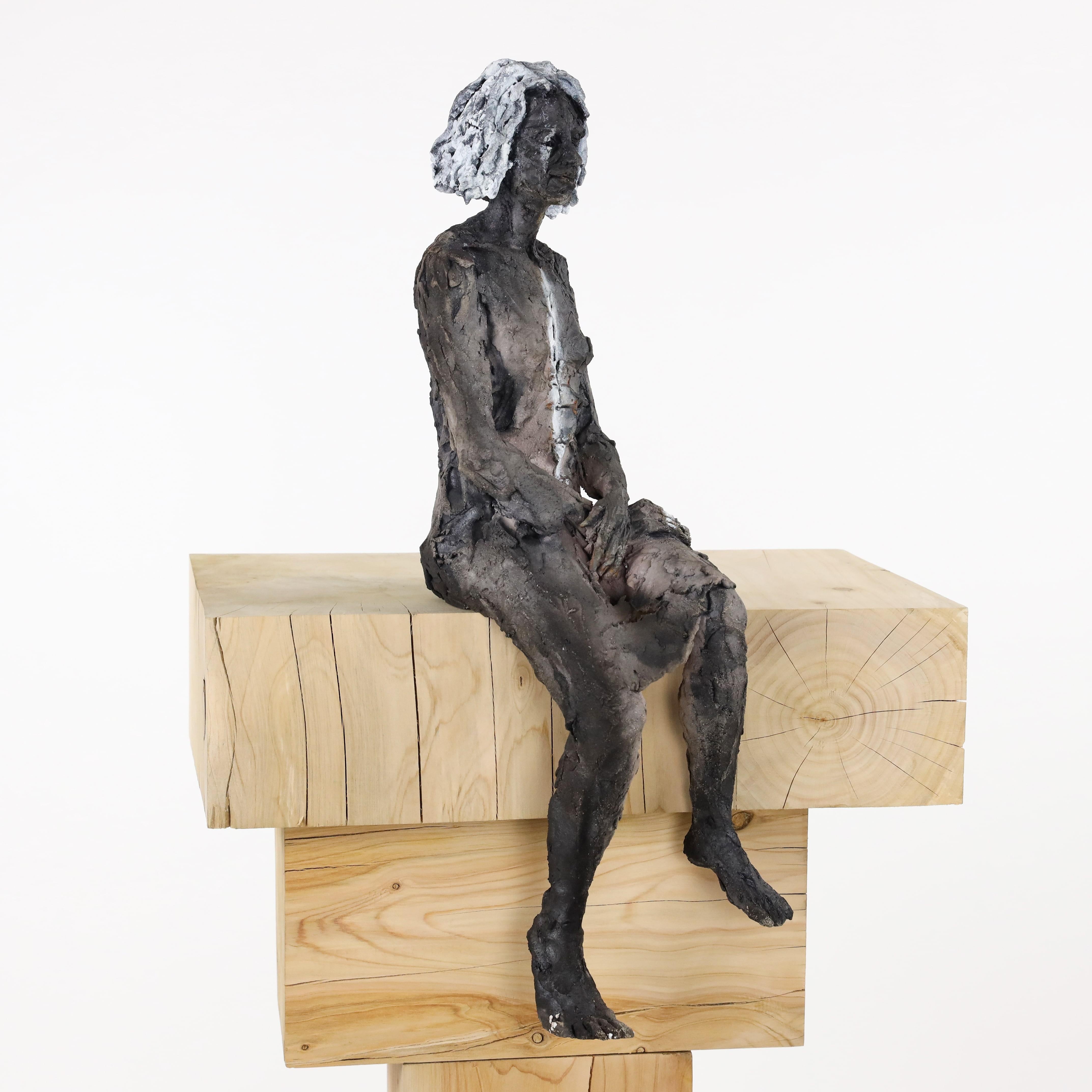 Inès è una scultura unica in gres cotto a fumo (pigmenti, zoccolo in cipresso) dell'artista contemporanea francese Cécile Raynal; le dimensioni sono 57 × 14 × 25 cm (22,4 × 5,5 × 9,8 pollici). Le dimensioni includono la base in legno (zoccolo in