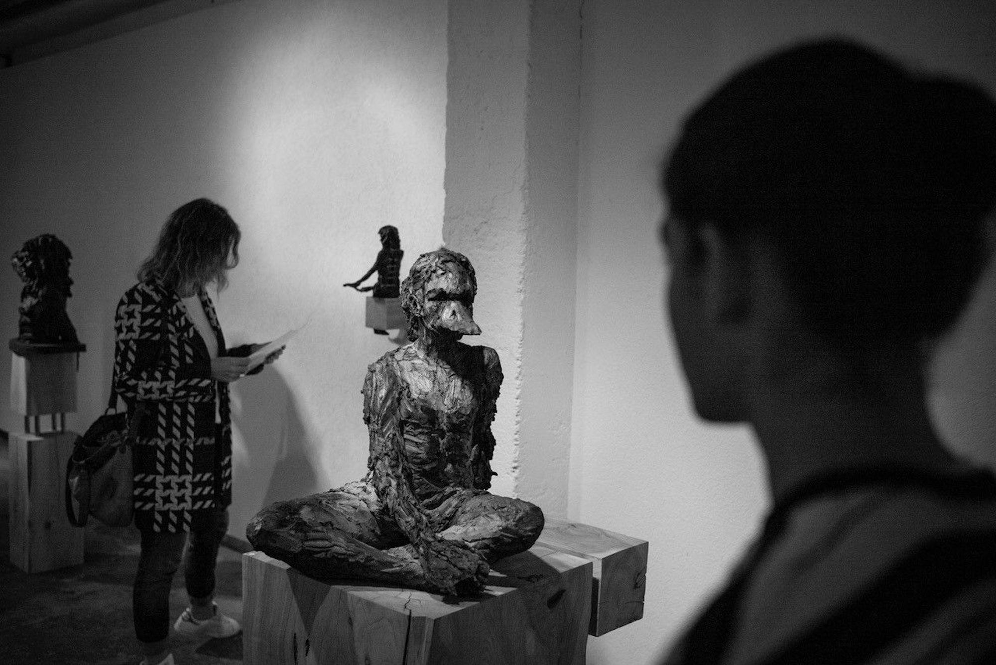 Je me cygnerai (with Luna) by Cécile Raynal - Stoneware sculpture, female figure For Sale 5