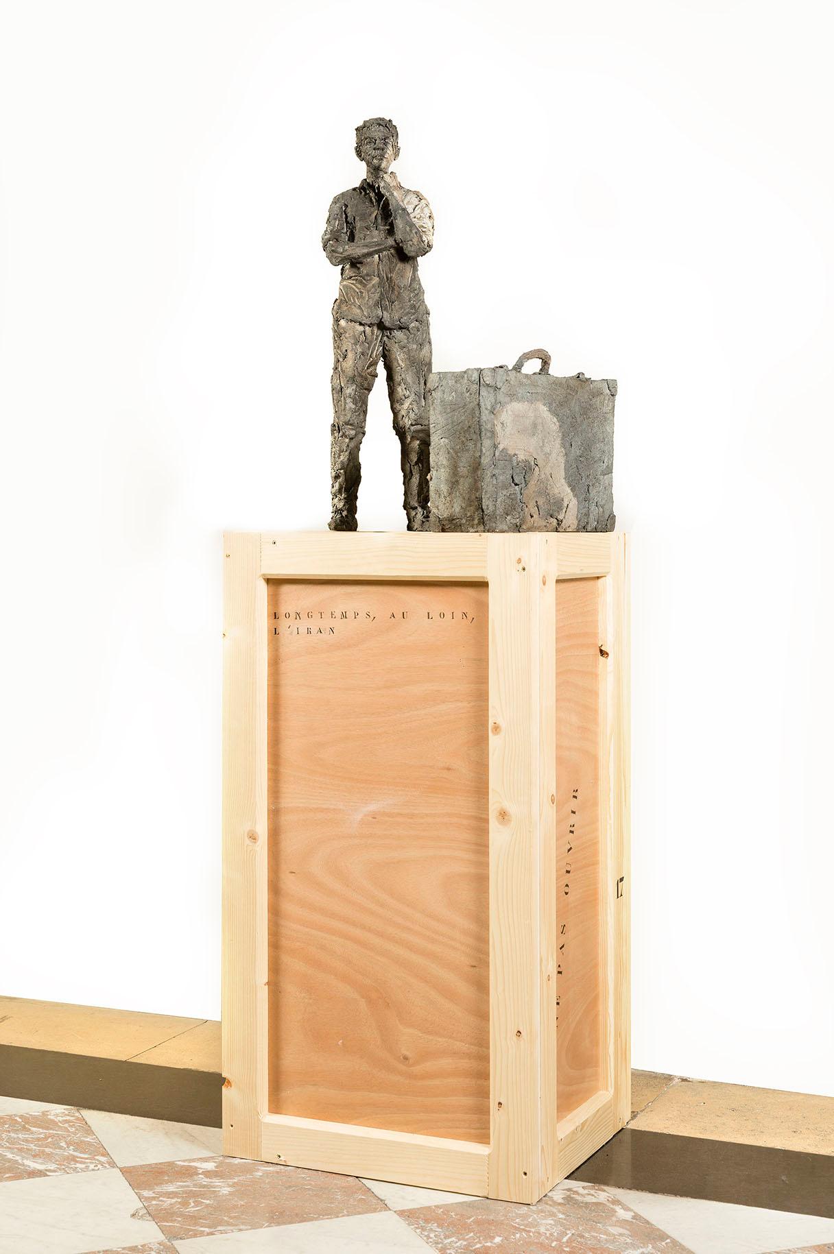 Longtemps, au loin, l'Iran (mit Émilien) von Cécile Raynal - Skulptur aus Steingut im Angebot 1