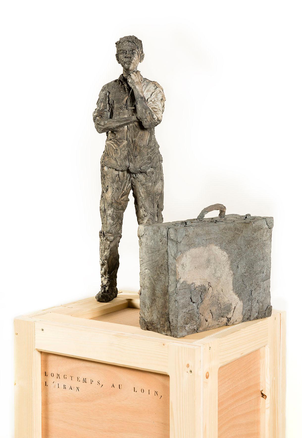 Longtemps, au loin, l'Iran (avec Émilien) est une sculpture unique en grès cuit à la fumée de l'artiste contemporaine française Cécile Raynal, dont les dimensions sont 160 × 52 × 45 cm (63 × 20,5 × 17,7 in). Les dimensions incluent la base en