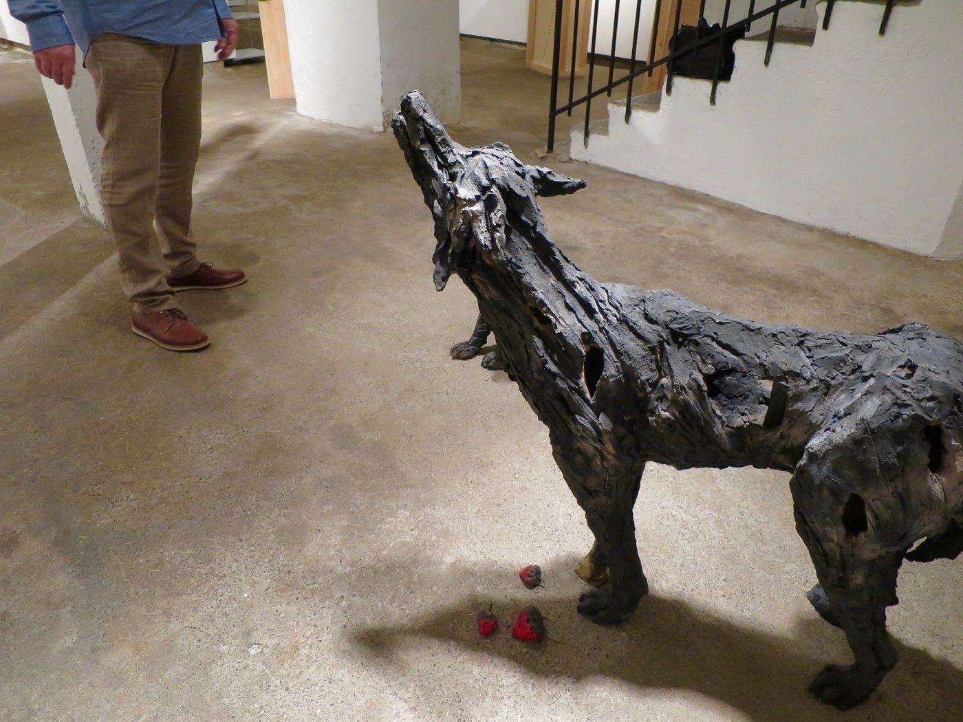 Loup-ve de Cécile Raynal - Sculpture en grès cuit au four, animal sauvage, loup en vente 1