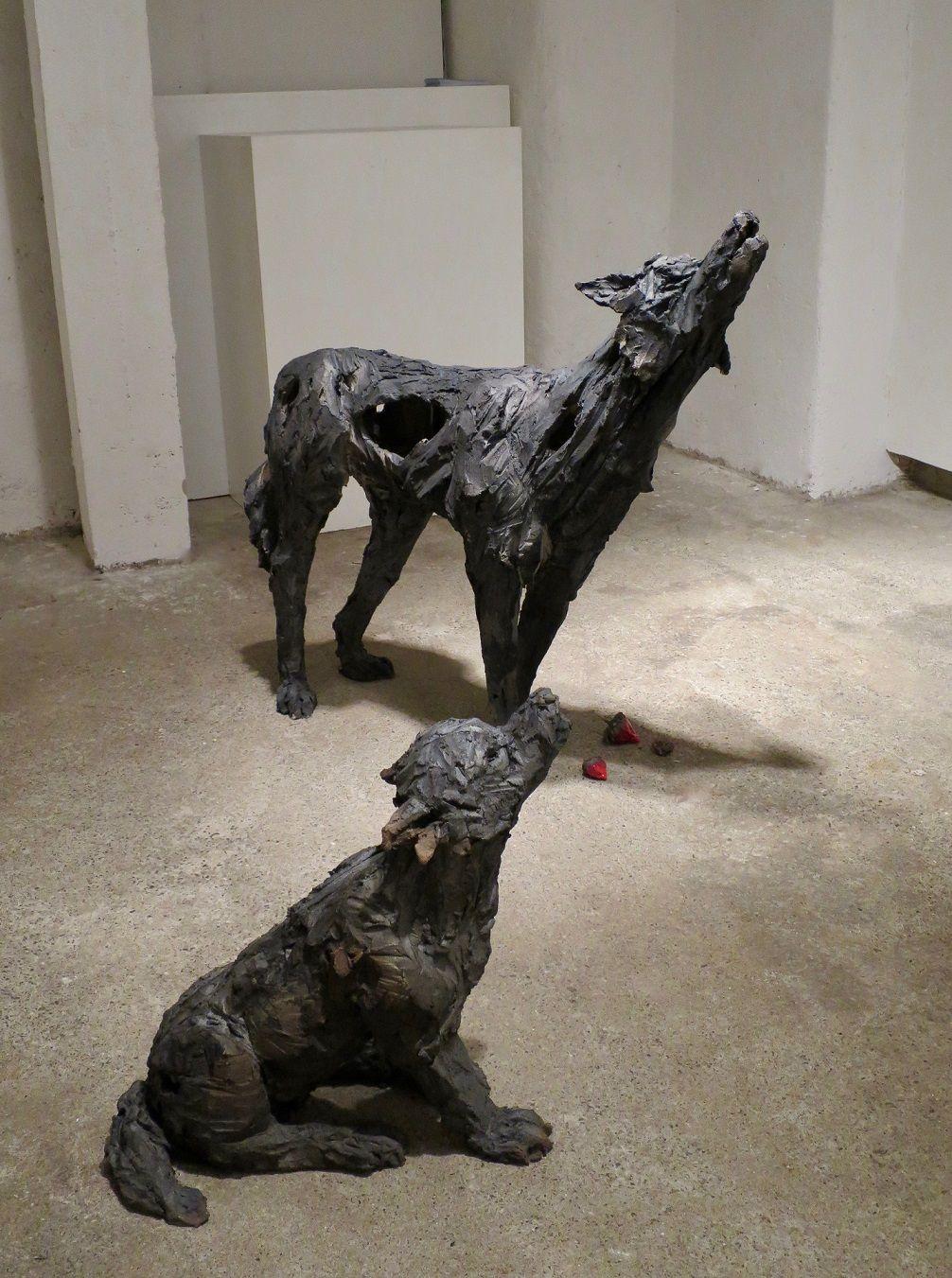 Loup-ve de Cécile Raynal - Sculpture en grès cuit au four, animal sauvage, loup en vente 2