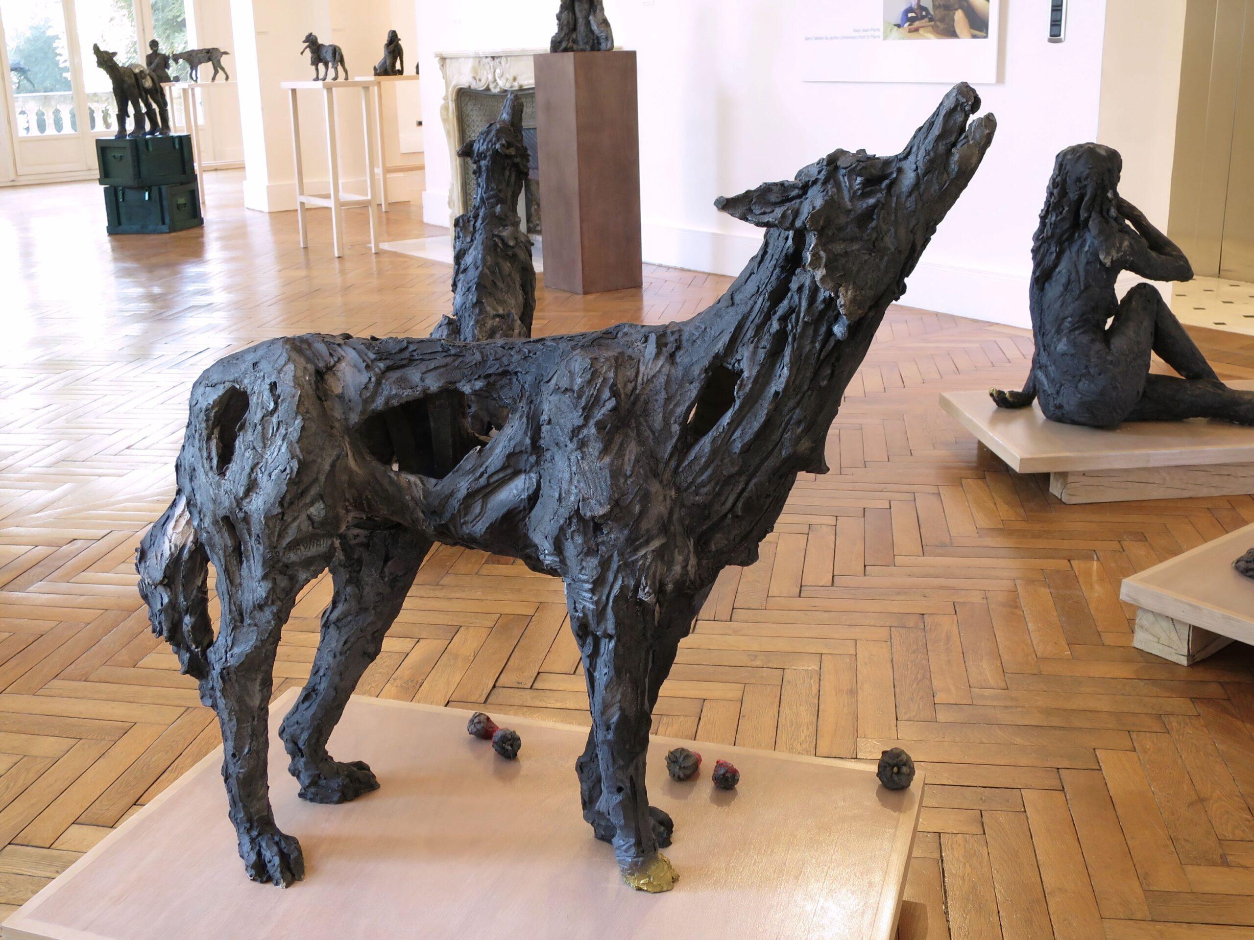 Loup-ve de Cécile Raynal - Sculpture en grès cuit au four, animal sauvage, loup en vente 5