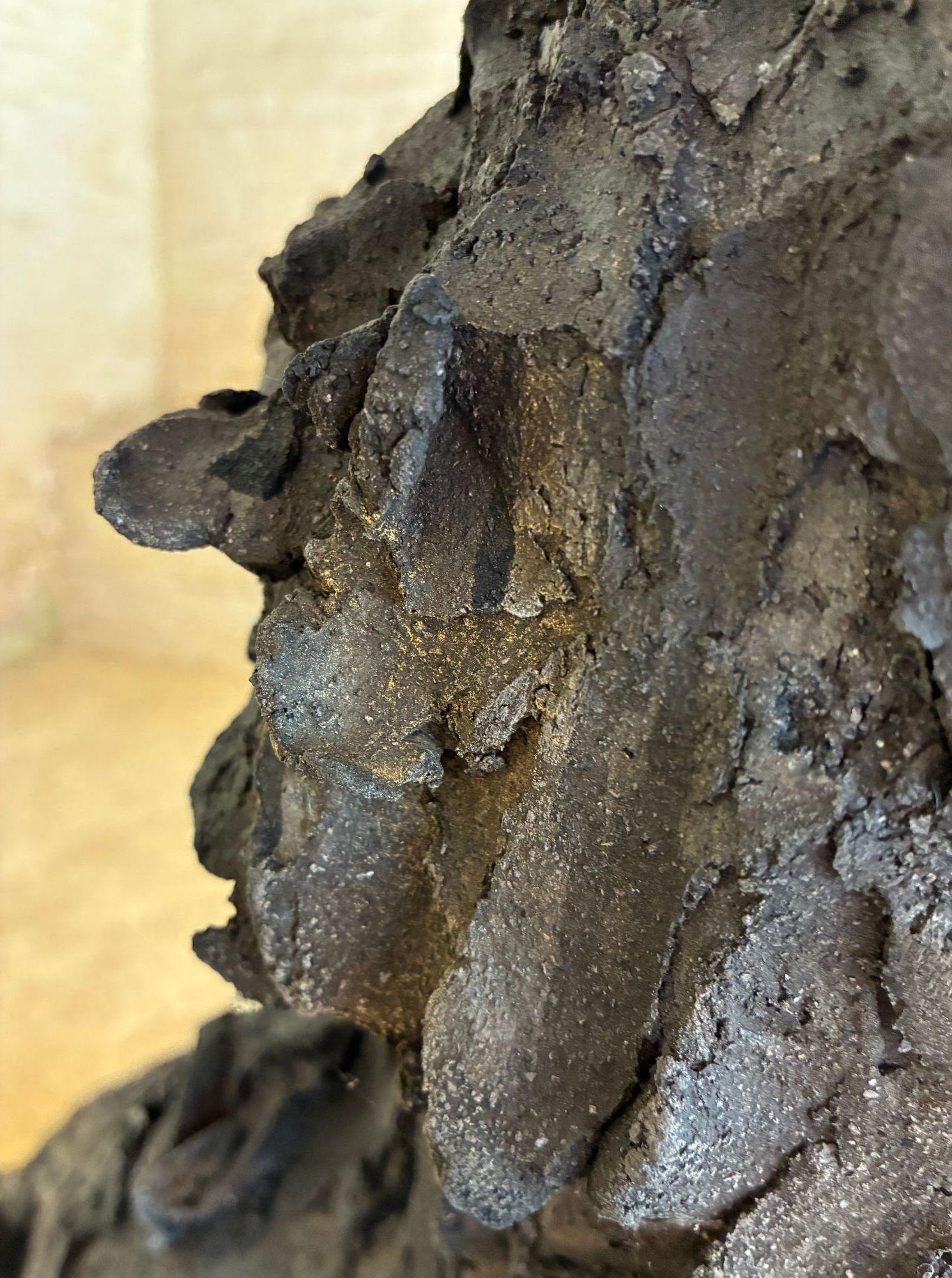 Lupus de Cécile Raynal - Escultura animal de gres cocido al humo, oscura en venta 9