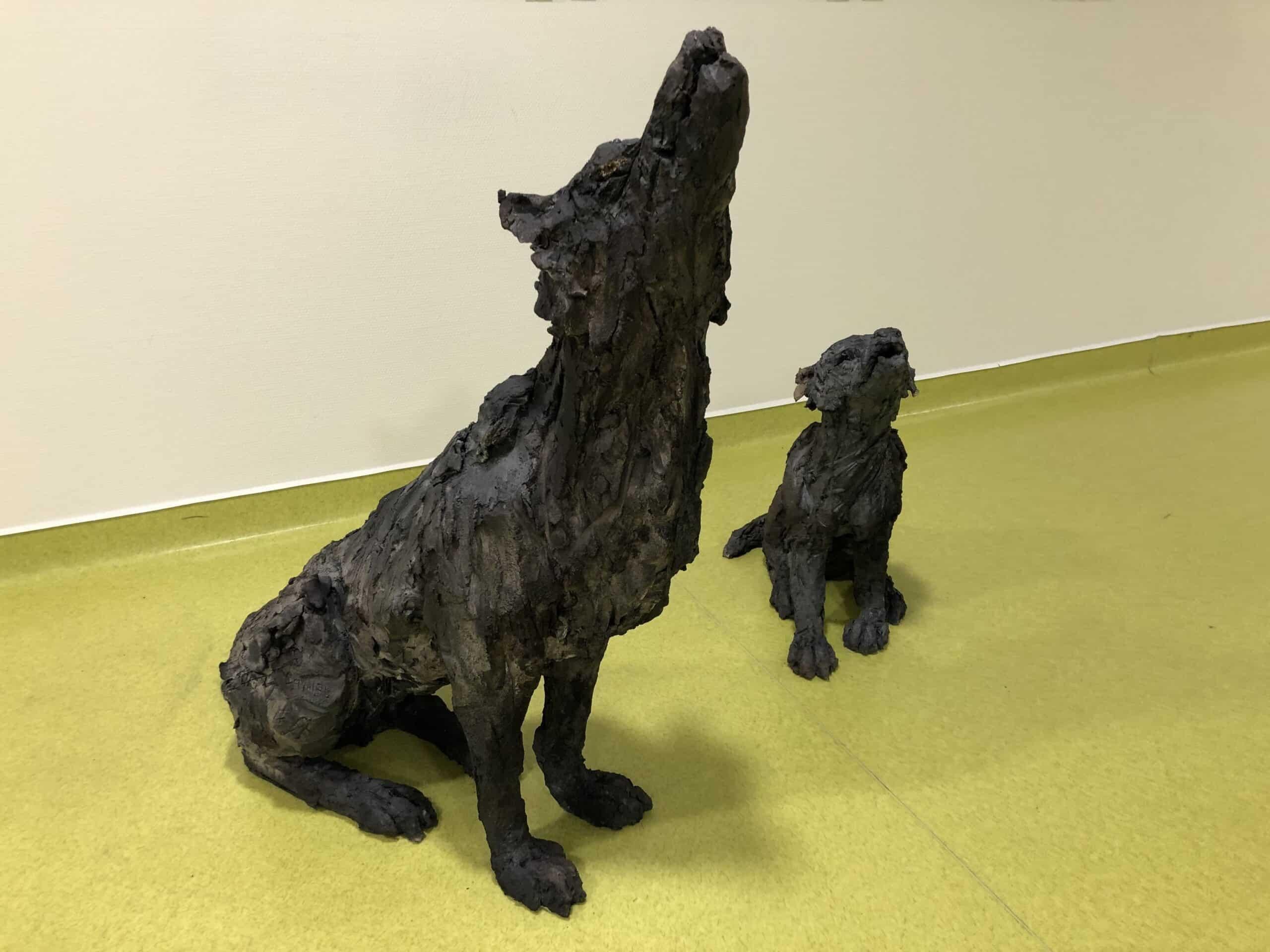 Lupus de Cécile Raynal - Escultura animal de gres cocido al humo, oscura en venta 11