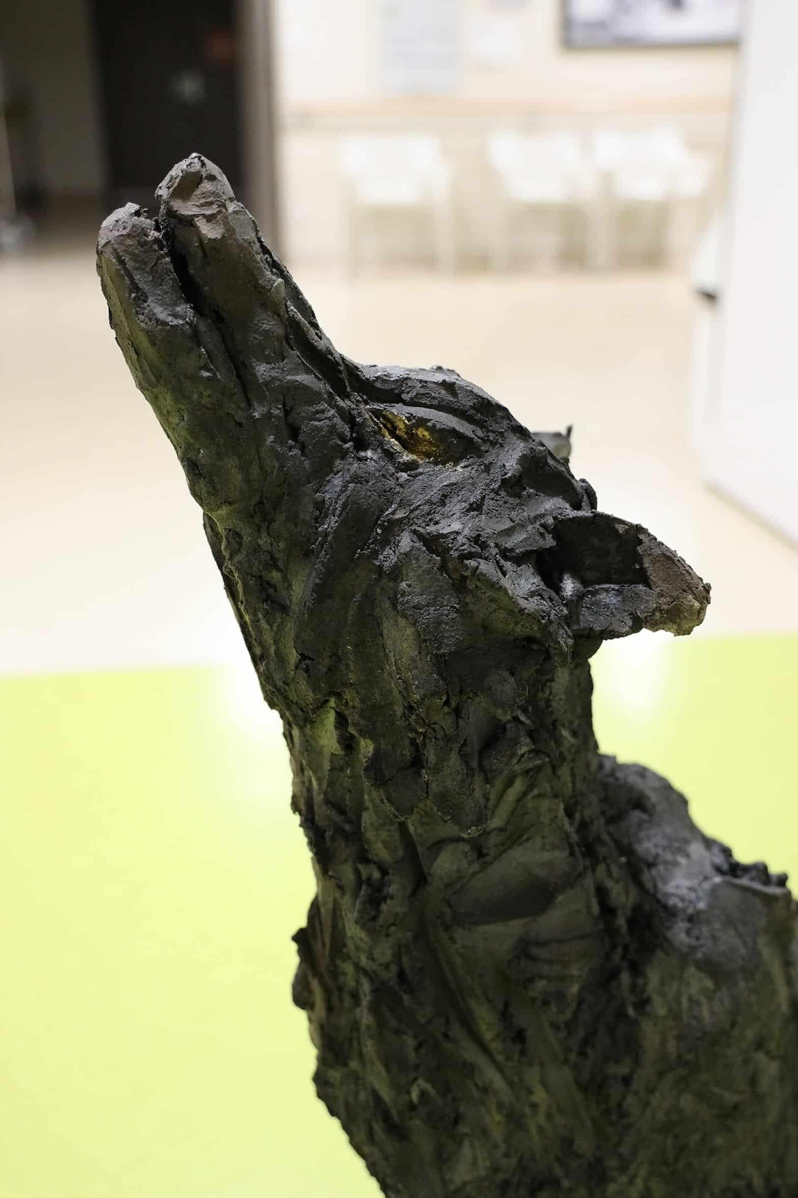 Lupus de Cécile Raynal - Escultura animal de gres cocido al humo, oscura en venta 14