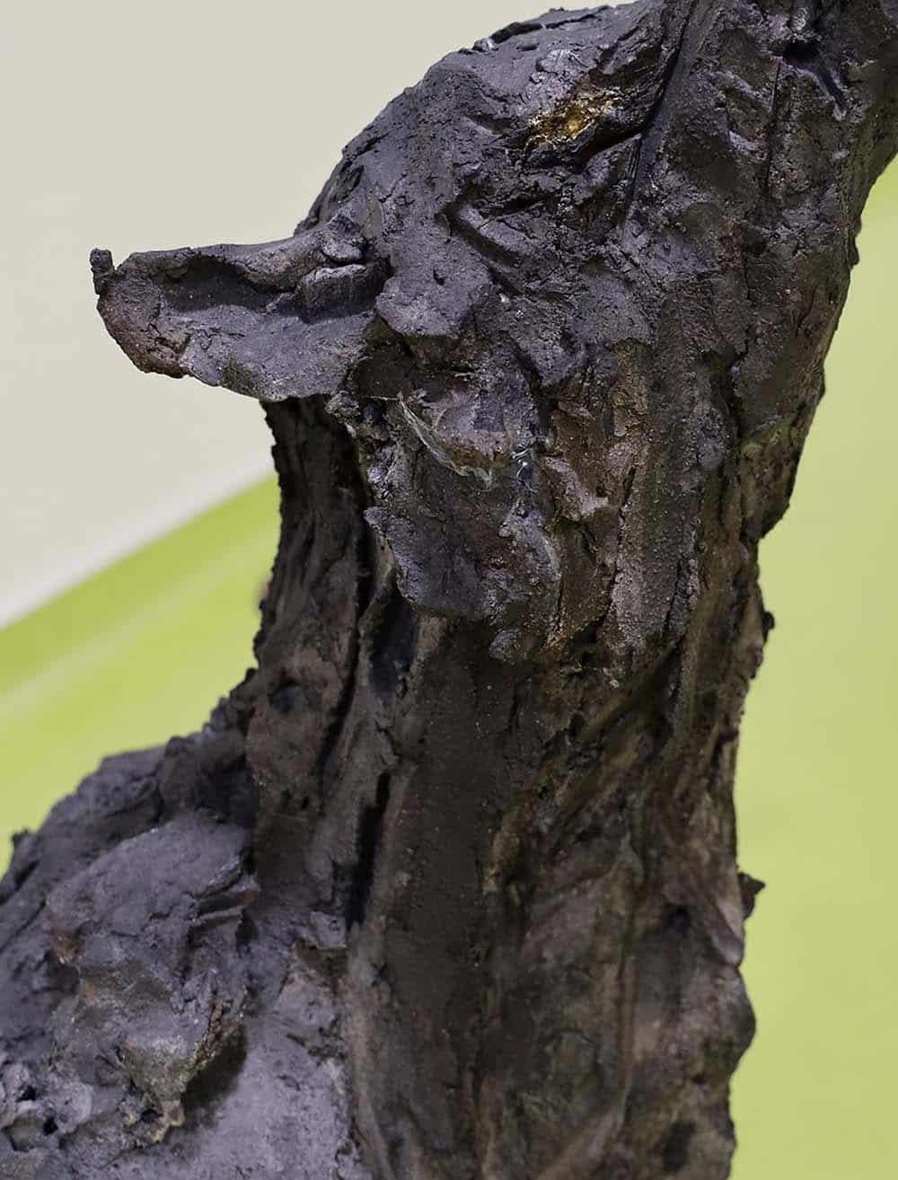 Lupus de Cécile Raynal - Escultura animal de gres cocido al humo, oscura en venta 15