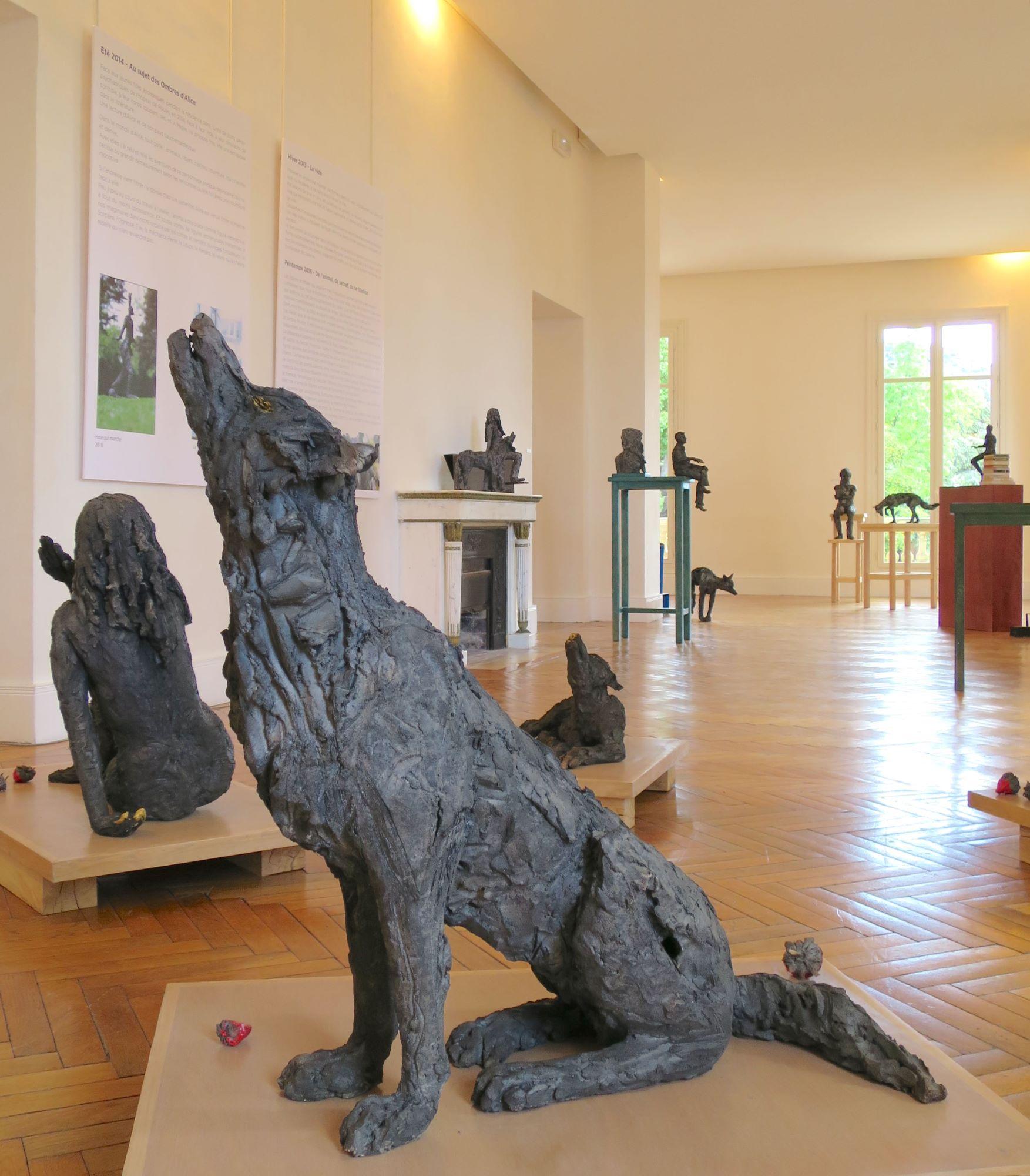 Lupus de Cécile Raynal - Escultura animal de gres cocido al humo, oscura en venta 18