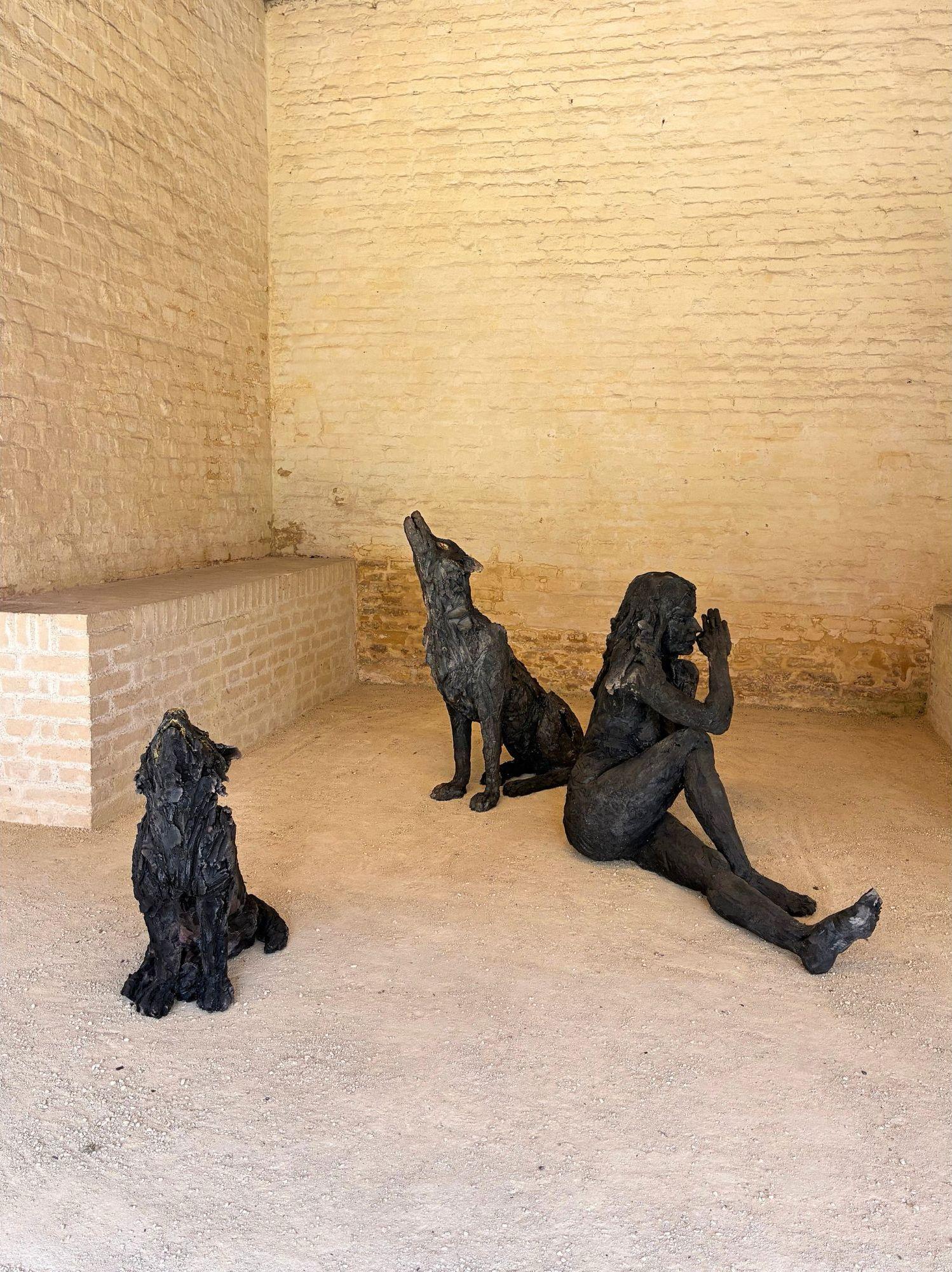 Lupus de Cécile Raynal - Escultura animal de gres cocido al humo, oscura en venta 1