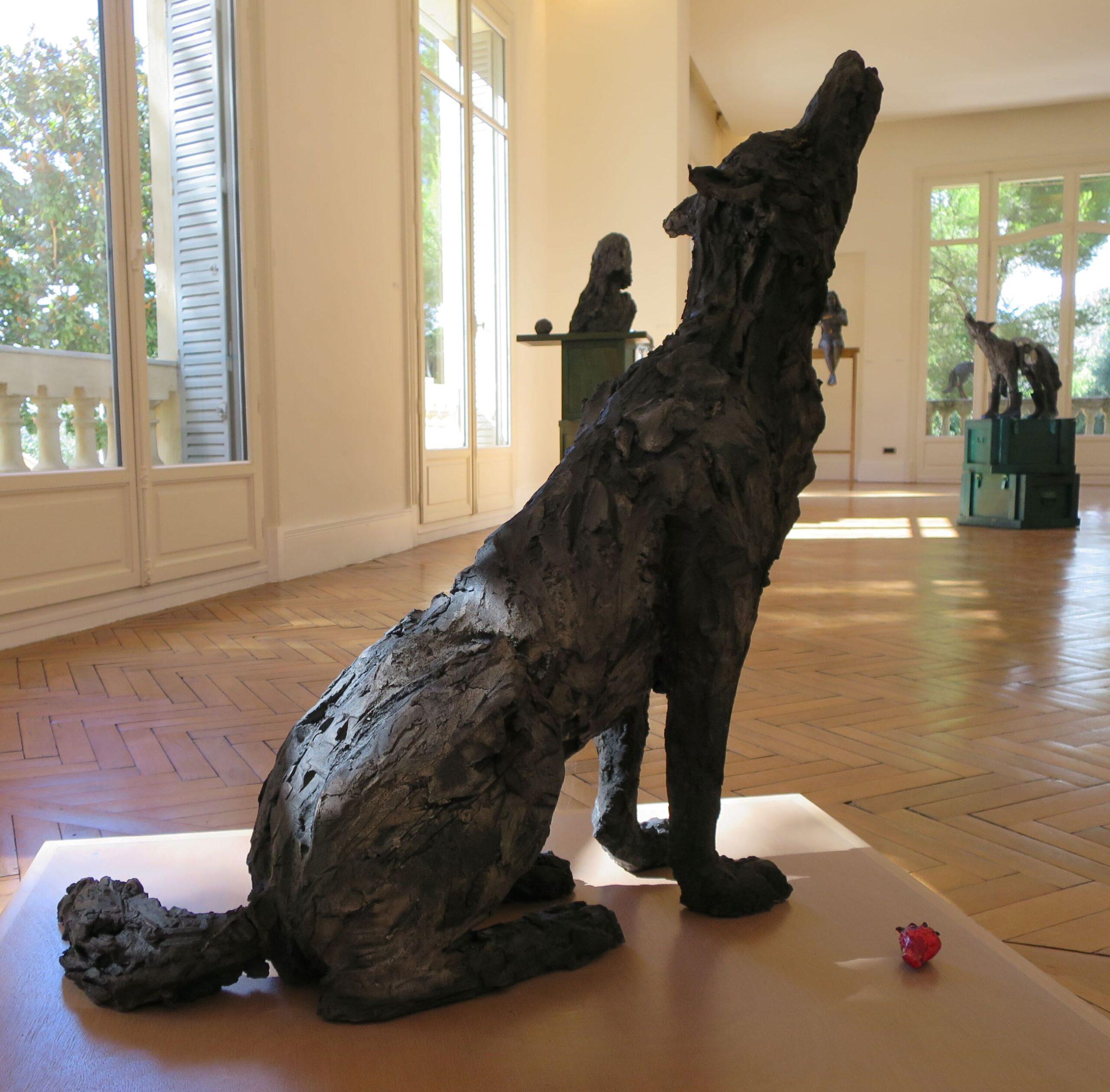 Lupus de Cécile Raynal - Escultura animal de gres cocido al humo, oscura en venta 19
