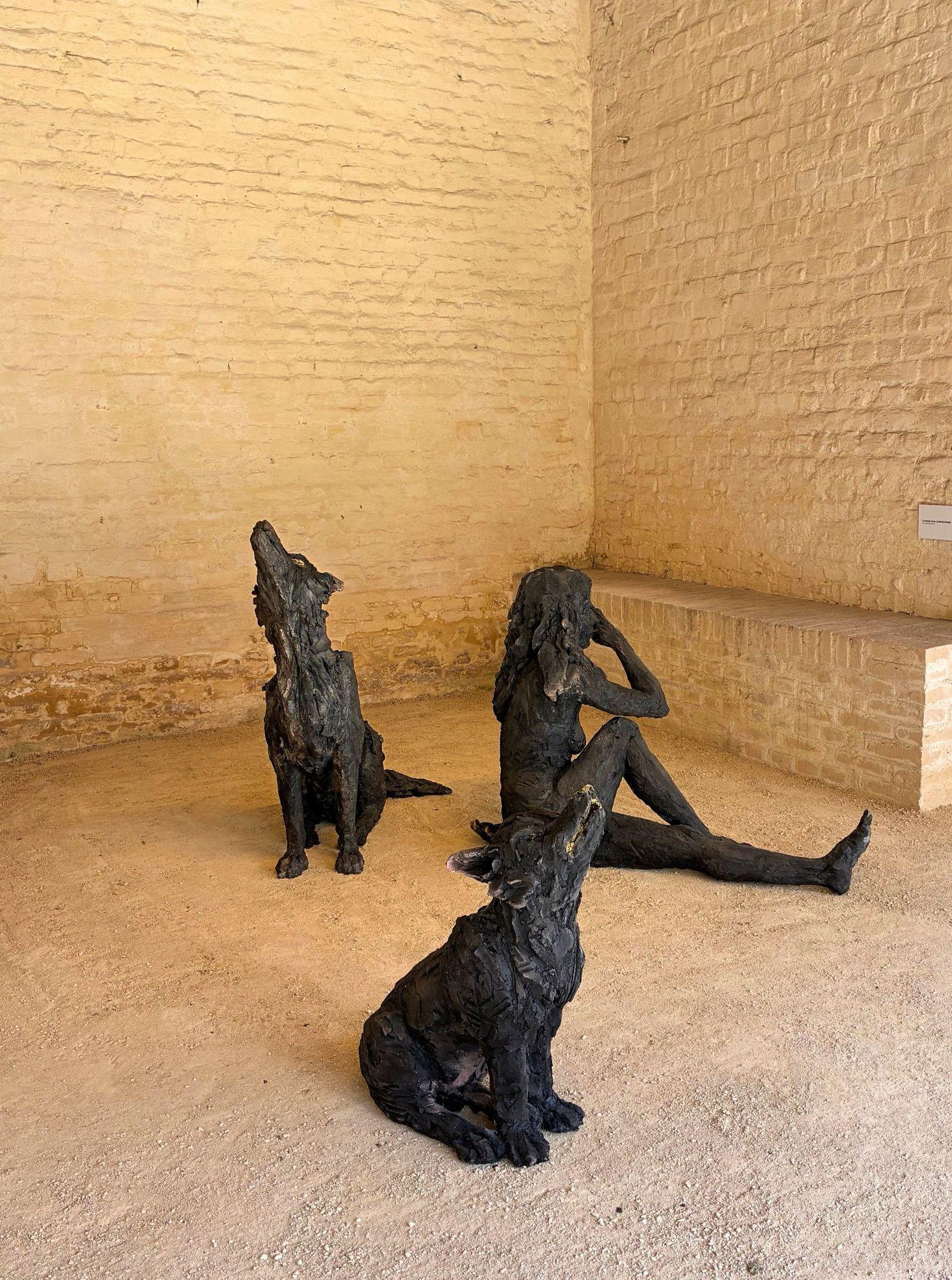 Lupus de Cécile Raynal - Escultura animal de gres cocido al humo, oscura en venta 2